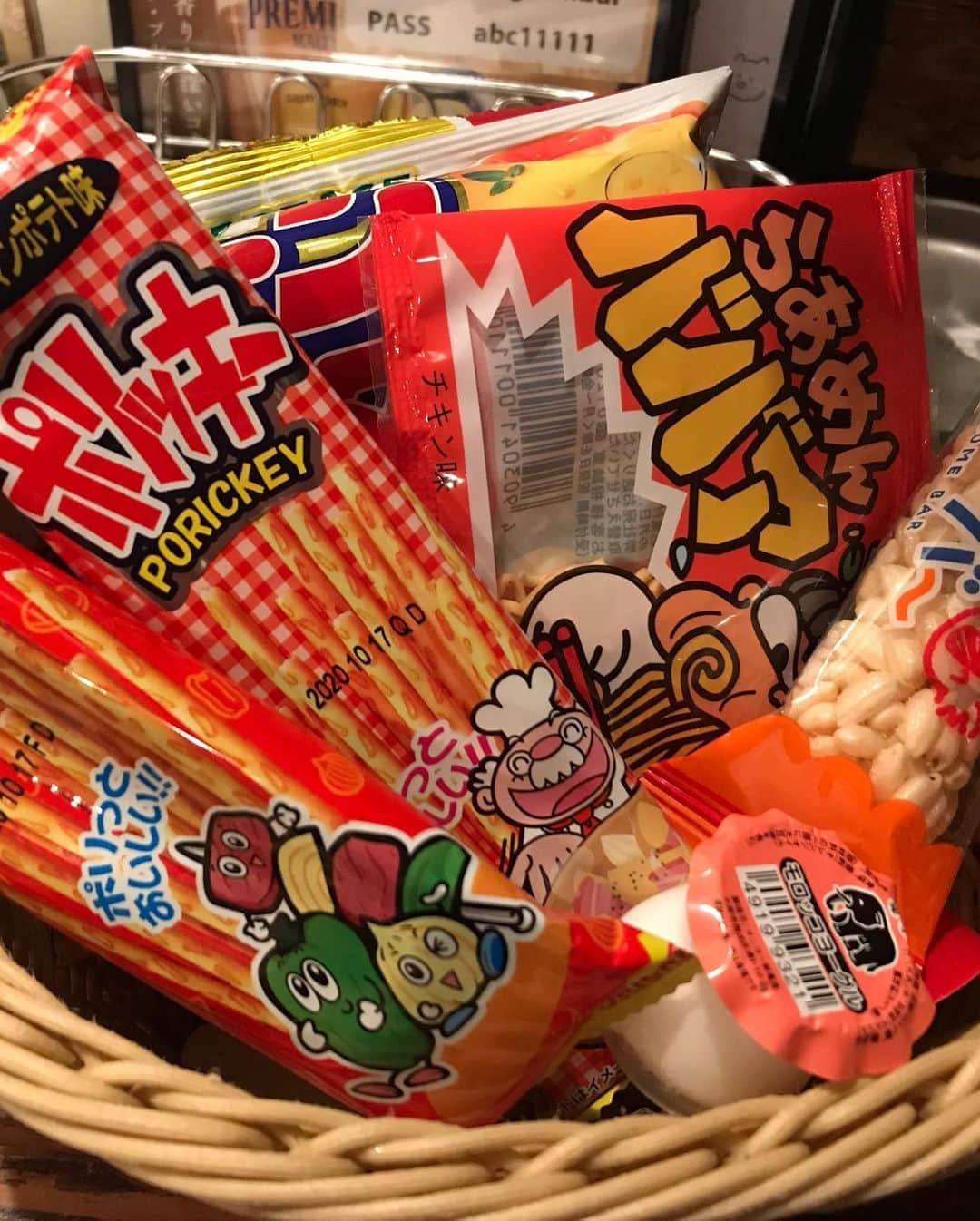 可愛ゆりあさんのインスタグラム写真 - (可愛ゆりあInstagram)「久しぶりに駄菓子バー🍪  やばい、年末前に頑張ってたのが またおデブまっしぐら😭  明日からまた身体絞んなきゃ😅  #駄菓子バー #駄菓子バー渋谷　#駄菓子 #しぶや駄菓子バー」1月19日 18時49分 - smilrina.love