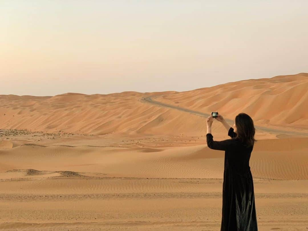 佐藤仁美のインスタグラム：「Rbu Al Khali Desert. ルブアルハリ砂漠。  日本から約8,348キロ先。 景色は果てしなく砂だけとそれは感動の美しさ。  #desert  #abudhabi  #oman  #saudiarabia  #yemen  #sunset #love #lifeisjourney」