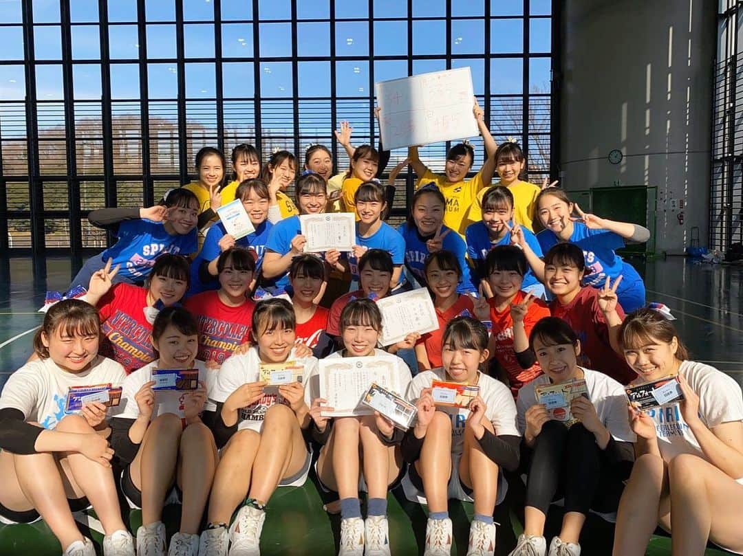 中央大学応援団チアリーディング部SPIRITSのインスタグラム：「. 今日は4チームに分かれてSPIRITS大運動会を行いました🔥 . ドッジボールやジェスチャーゲーム、騎馬戦、リレーなど様々なゲームで競いました！ 優勝した白チームおめでとうございます🤍🎊 . 切り替えて練習も頑張ります💪 企画してくれた方々、楽しい会をありがとうございました😊」