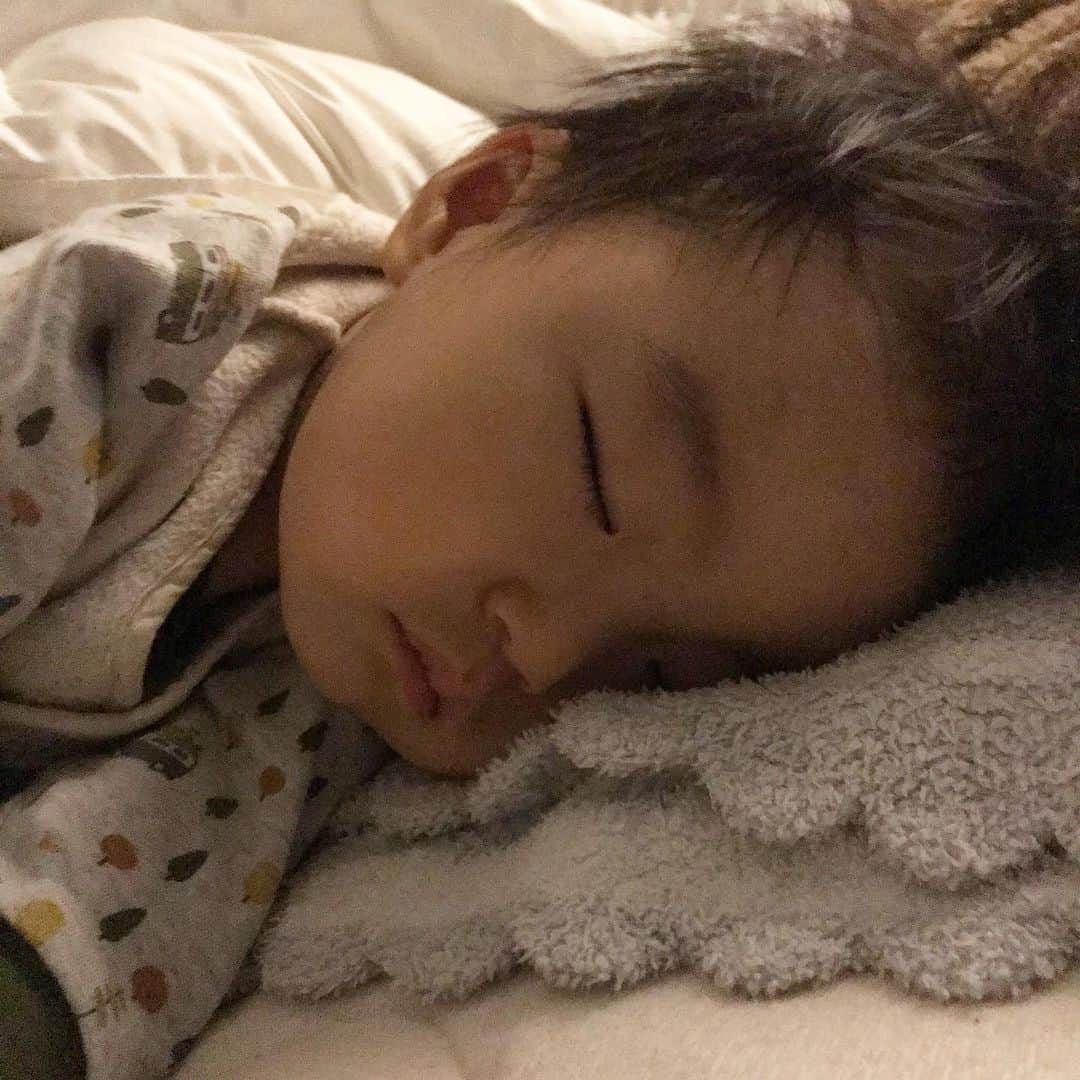 のインスタグラム：「待ち時間⏰ 息子の寝顔写真を見て癒されている。  #寝顔 #景色 #息子 #家族 #生後10ヶ月」