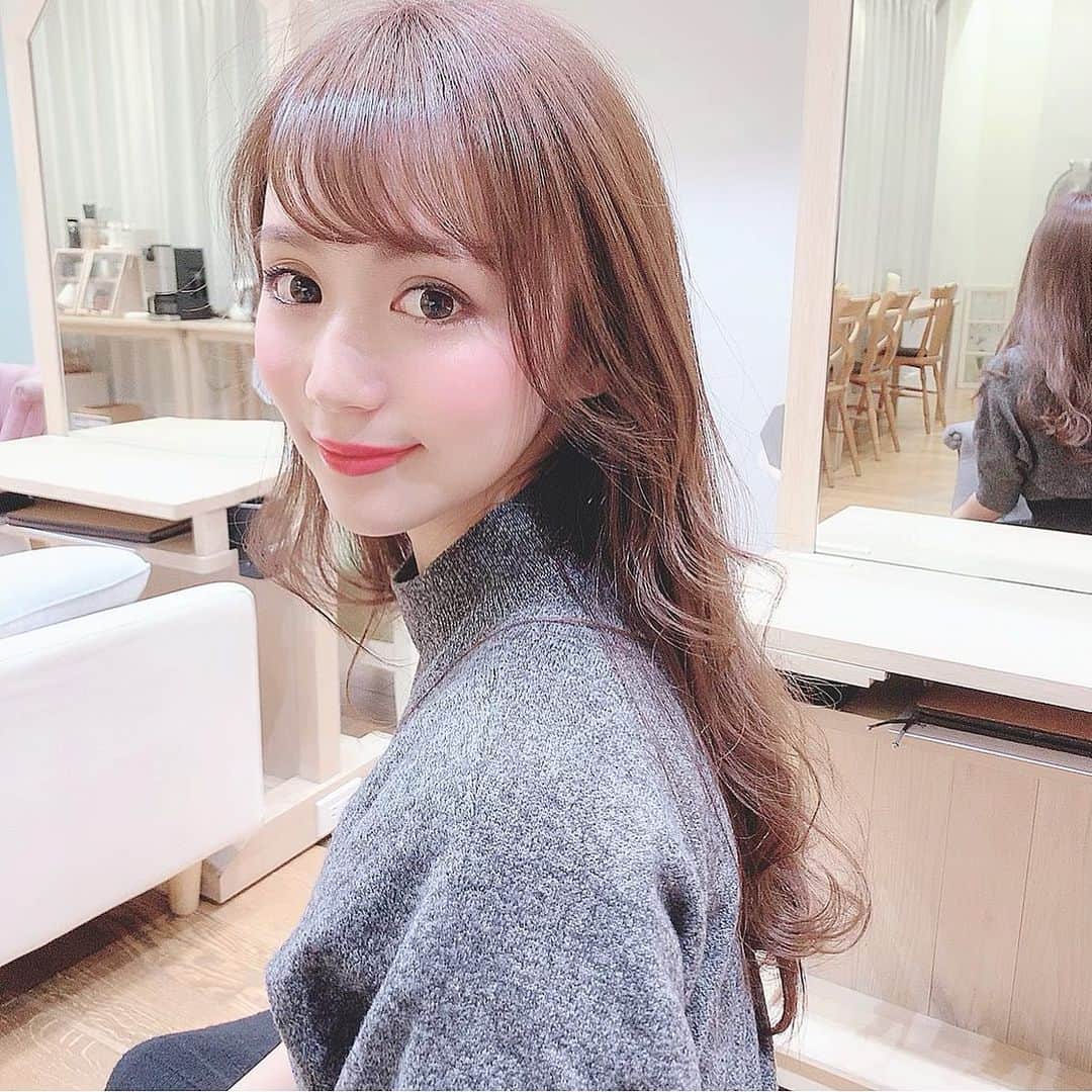 宮内ひかるのインスタグラム：「美容院行ってコルギ行ってきた♡先週 ． コルギはゆかさん美容院は村瀬さんが担当だよ ふたりともゴッドハンド💆‍♀️✨ だから信頼して通いつめてる🥰 #趣味 #美容 #名古屋美容院 #コルギ #名古屋コルギ #小顔 #ヘアー #美容室violet #ヘアスタイル #カラー #hoyu #ヘアトリートメント #オージュア」