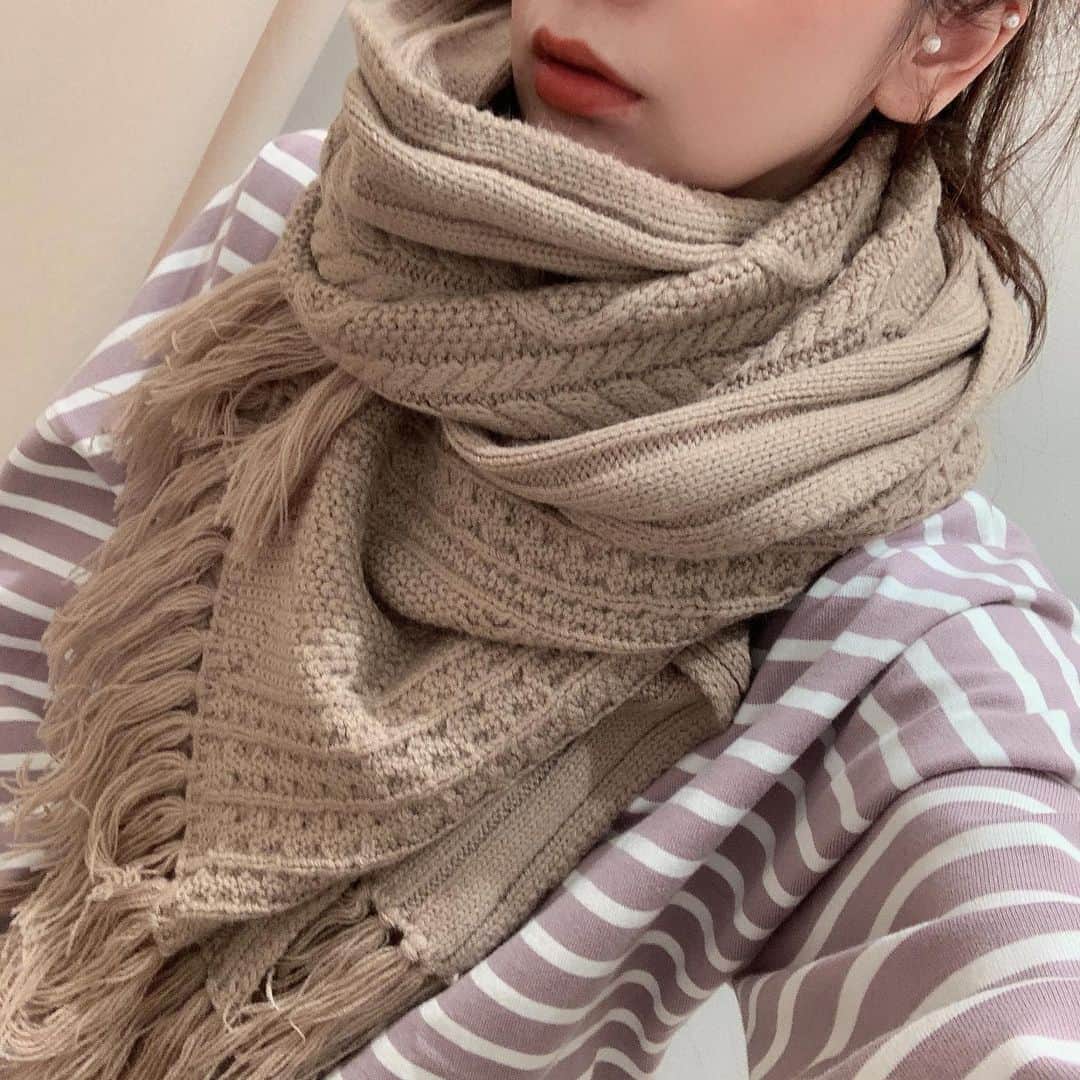 ungrid_minamiのインスタグラム：「. 🔜1月ノベルティ オリジナルケーブルマフラー まだまだ寒いこの季節つかえます💗 たっぷりとしたボリューム‼︎ おたのしみに👋 @ungrid_official @ungrid_staffsnap #Ungrid#アミュプラザ博多」