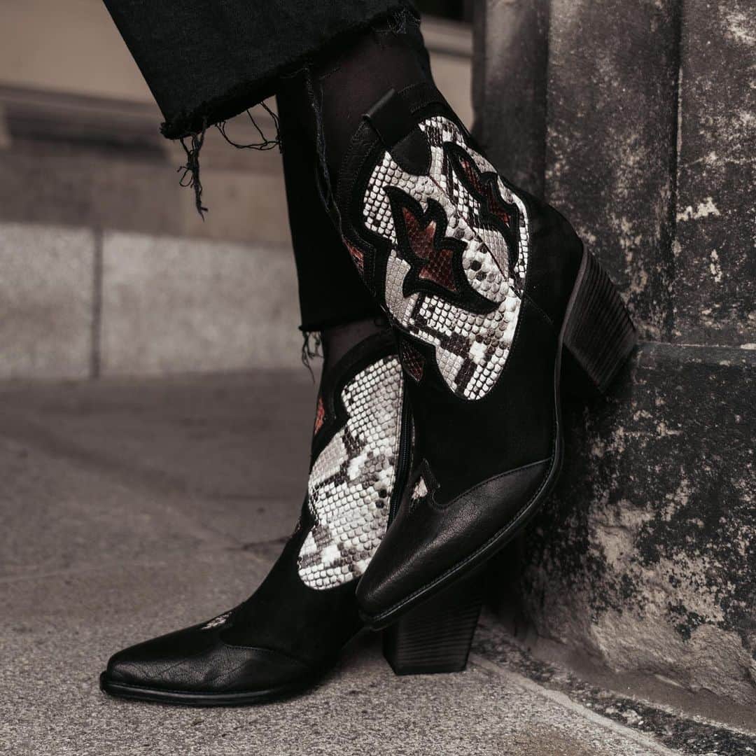 のインスタグラム：「cowboys 👌🏼 #kennelundschmenger #cowboyboots #boots #fallwinter #blackboots」