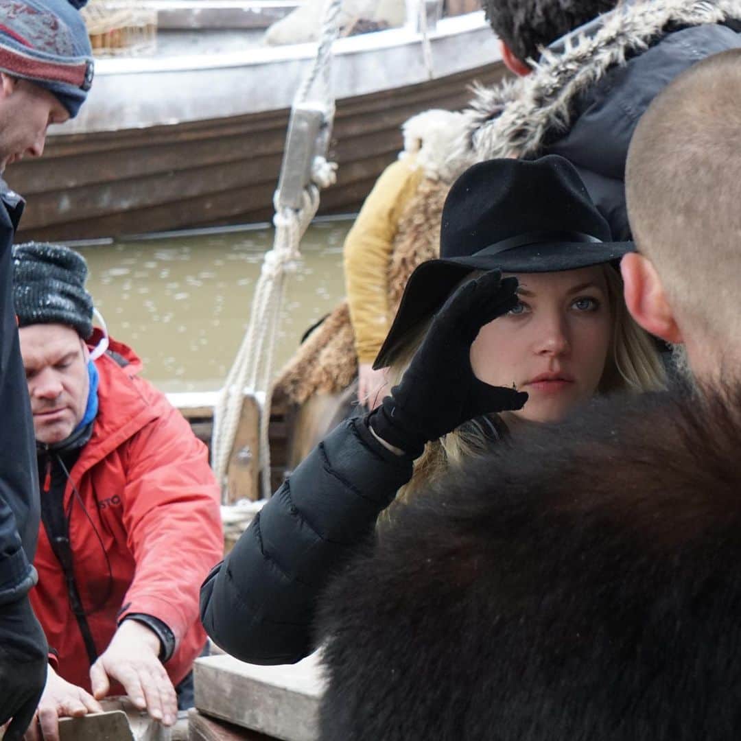キャサリン・ウィニックのインスタグラム：「Setting up the next shot.. 🎬 #Director #Vikings」