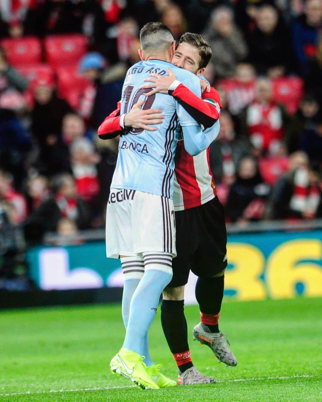 LFPさんのインスタグラム写真 - (LFPInstagram)「Give me a hug, bro! 💙🤗❤️ • ¡Dame un abrazo, amigo! 💙🤗❤️ • #Aspas #Muniain #AthleticCelta #LaLigaSantander #LaLiga #Fairplay」1月20日 4時49分 - laliga