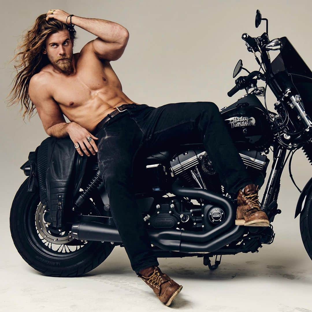 モデル、ブロック・オハーンのインスタグラム：「I was on a shoot the other night and my helmet was stolen so I was left sitting there like this.. Ok not exactly like this but you get the point 😂😂 Off to Texas for a special project. Looking forward to sharing this one with you all 🐎 🙏🏽」