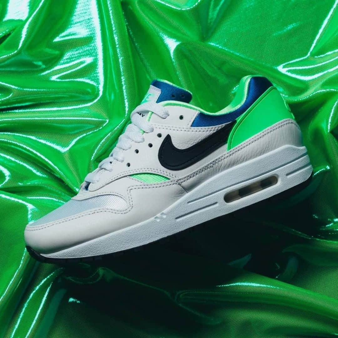 Sneaker Newsさんのインスタグラム写真 - (Sneaker NewsInstagram)「After releasing as a limited edition package, the Nike Air Max 1/Huarache DNA Series will drop individually on January 22nd. Hit the link in our bio for full details.」1月20日 5時00分 - sneakernews