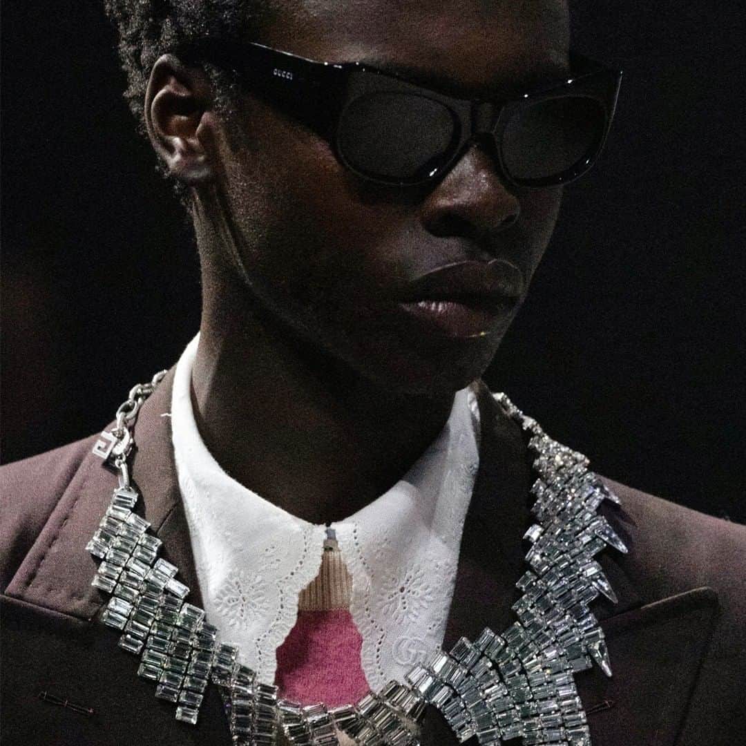 グッチさんのインスタグラム写真 - (グッチInstagram)「Among the accessories debuting on the #GucciFW20 men’s runway, crystal necklaces, round acetate #GucciEyewear and embroidered pins. Discover more through link in bio. @alessandro_michele #AlessandroMichele #mfw #RaveLikeYouAreFive」1月20日 5時00分 - gucci