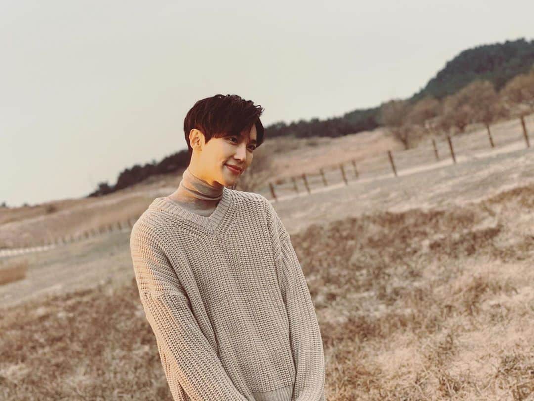 パク・ジョンミンのインスタグラム：「솔로 데뷔 9주년이라고 하네요! 모르고 지나갈뻔 했던 소중한 날을 축하해줘서 고마워요! 언제나 감사합니다..!」