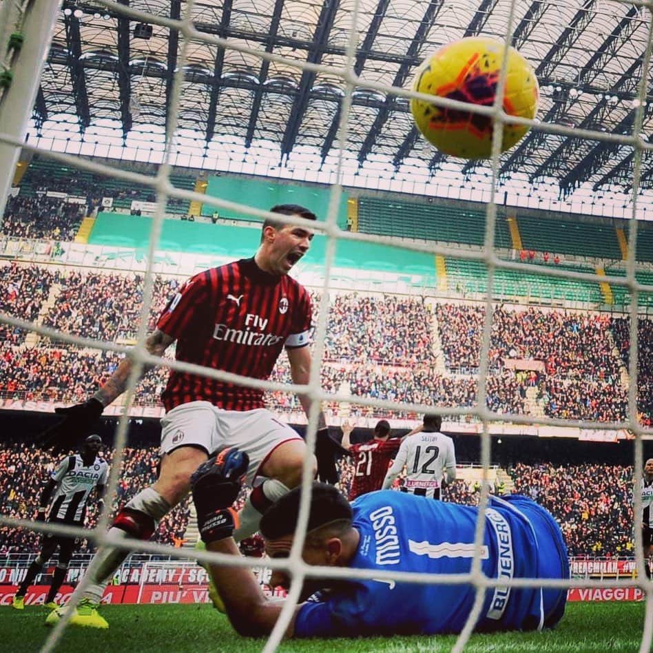 アレッシオ・ロマニョーリのインスタグラム：「Si gioca per queste emozioni... #nonmolliamomai @acmilan」