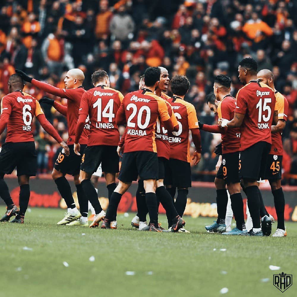 ライアン・ドンクのインスタグラム：「2020 ilk mac galibiyet! 💛♥️ #BEN23RSIZ #dewam #mayisadahavar  #Allo Mayis」
