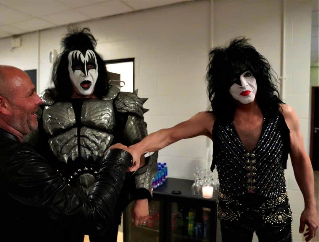 KISSさんのインスタグラム写真 - (KISSInstagram)「Get up close & personal with @paulstanleylive , @tommy_thayer_official , #EricSinger & @genesimmons during the Ultimate #KISSARMY Experience! 2020 Ultimate #KISSARMY Experiences are on sale now at https://t.co/0sVM7Gqa8t.」1月20日 5時44分 - kissonline