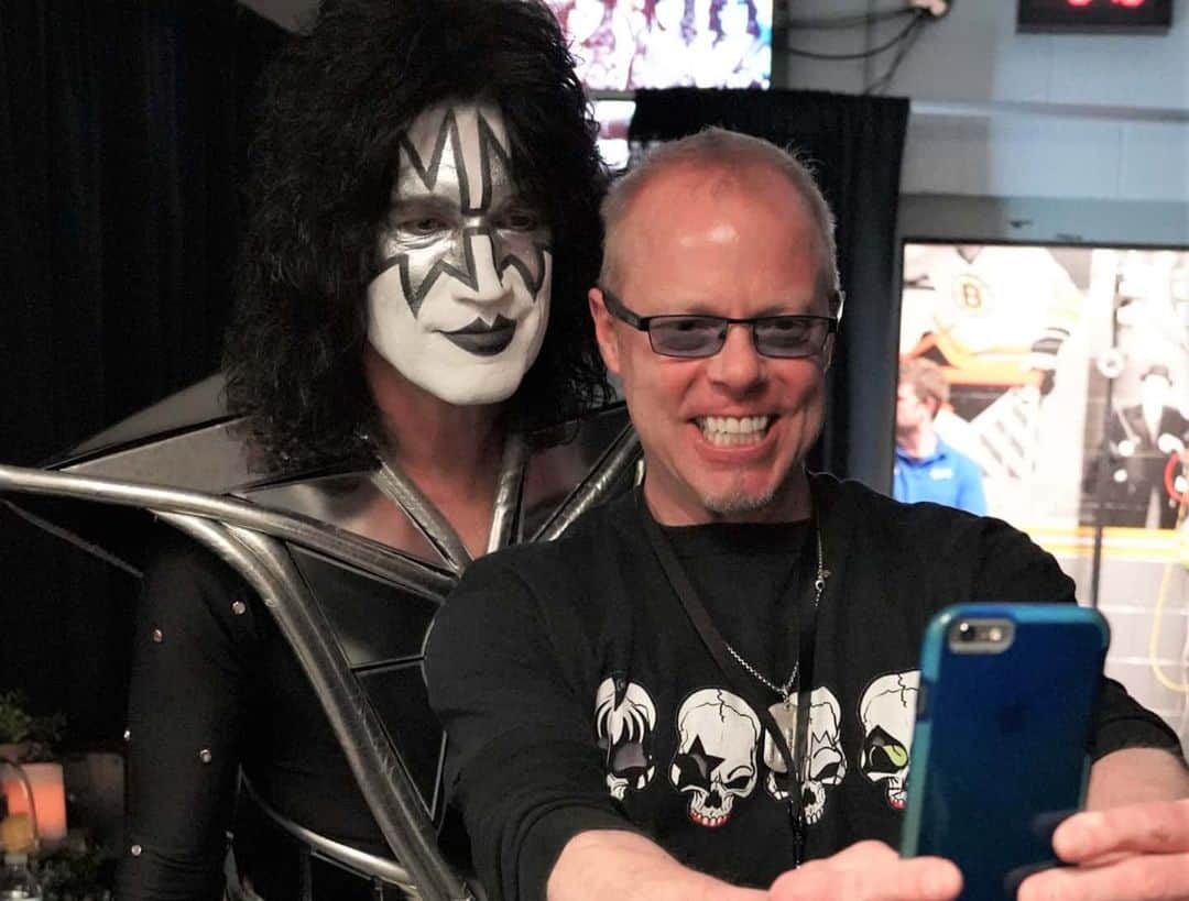 KISSさんのインスタグラム写真 - (KISSInstagram)「Get up close & personal with @paulstanleylive , @tommy_thayer_official , #EricSinger & @genesimmons during the Ultimate #KISSARMY Experience! 2020 Ultimate #KISSARMY Experiences are on sale now at https://t.co/0sVM7Gqa8t.」1月20日 5時44分 - kissonline