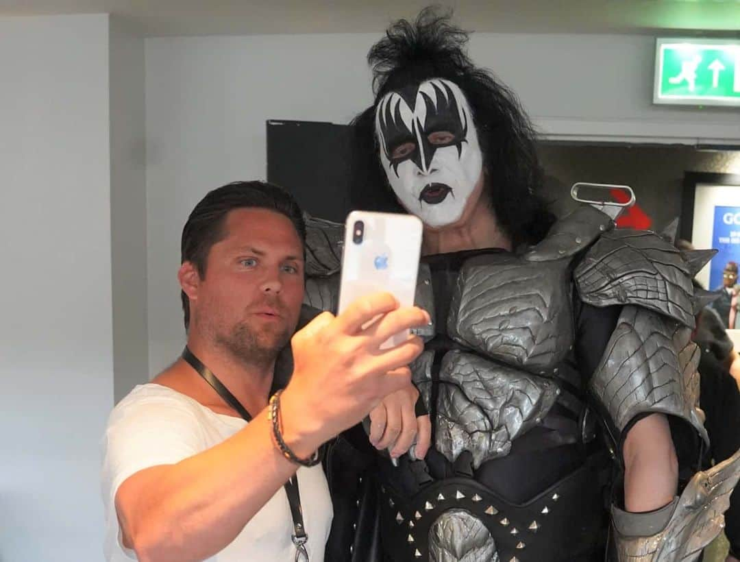 KISSさんのインスタグラム写真 - (KISSInstagram)「Get up close & personal with @paulstanleylive , @tommy_thayer_official , #EricSinger & @genesimmons during the Ultimate #KISSARMY Experience! 2020 Ultimate #KISSARMY Experiences are on sale now at https://t.co/0sVM7Gqa8t.」1月20日 5時44分 - kissonline