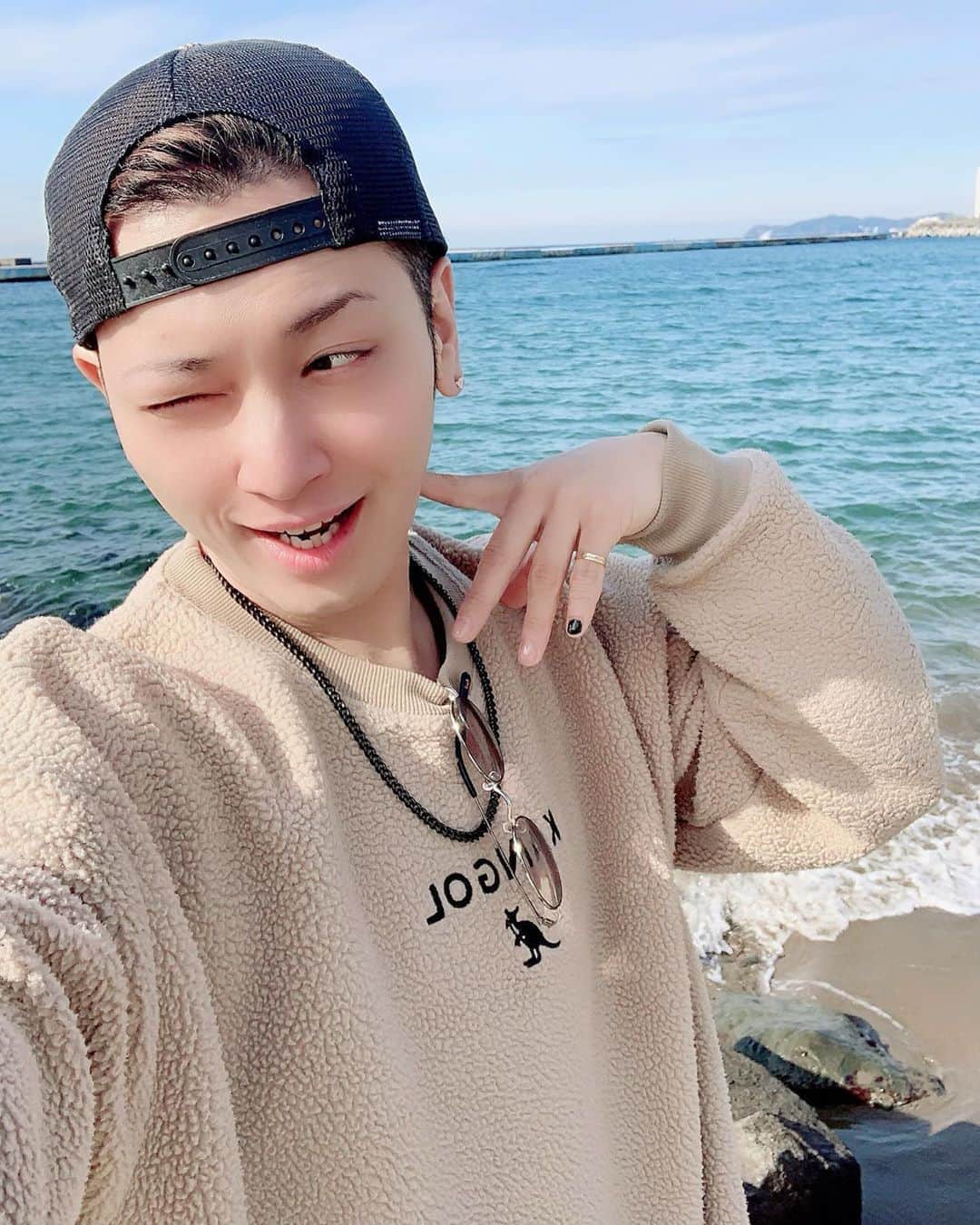 のインスタグラム：「冬の海大好き♡  #間瀬翔太 #脳動静脈奇形 #熱海  #海 #ヘルプマーク #avm」