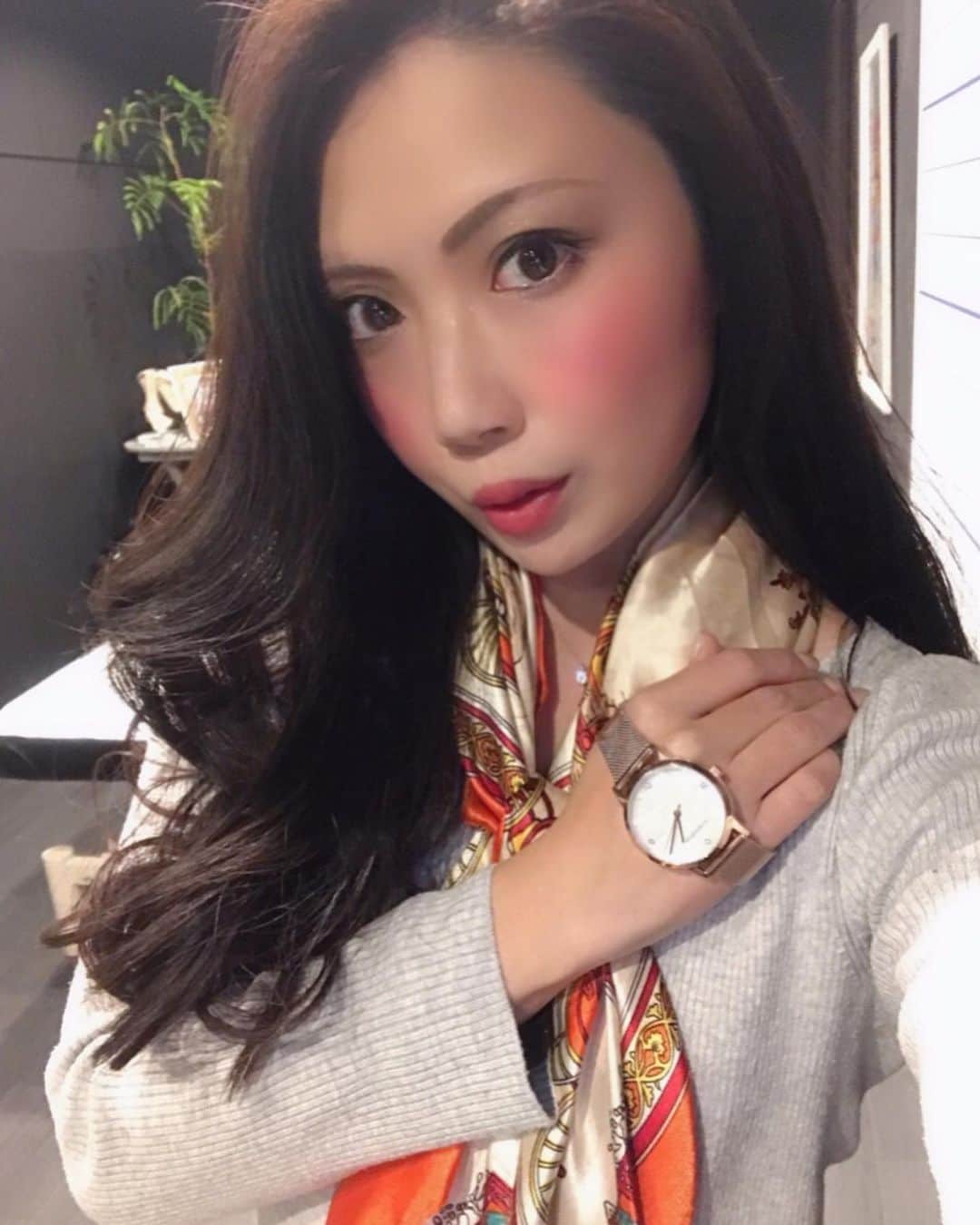 mahoさんのインスタグラム写真 - (mahoInstagram)「(*´꒳`*)🌸横にスワイプしてね👉 。 昨日のフライングしすぎて… 後ほどサプリの投稿するね❤️ 。 。 昨日の#コーデ　はカジュアルスタイル(　≖´౪≖｀) #時計　は#monogriis @monogriis_jp の #腕時計　をしたよ❤️ 。 。 本物のマザーオブ#パール を使用していて、 角度によったら輝きも変わり… 。 お花の#ガーベラ　をイメージした模様が 凄くお洒落(*´꒳`*)🌸 。 。 ベルトはワンタッチで交換可能でレザーベルトの時計はソフトレザーストラップを使用してるんだって✨ 。 。 マザーオブパール使用で本当高級感が溢れる😭❤️ 付けてるだけで気品になれるね(*´꒳`*) 。 。 。 。 。 。 。 。 。 。 。 。 #monogriis#モノグリース  #fashion#shooting#fashionmodel  #ootd#腕時計#Watch#カフェ巡り#cafe#肉#休日#居酒屋 #トレーニング#gym#格闘技#fitness#パーソナルトレーニング  #美容#アディクシーカラー#食べ歩き#痩身 #東京#麻布十番#梅田#三宮」1月19日 20時50分 - i.0ff1cia1._.m.ah.0