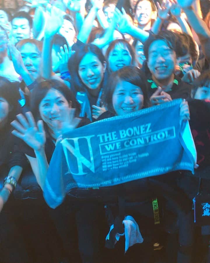 桜井誠のインスタグラム：「山嵐　極上音楽集ツアーファイナル 代官山UNIT クッソたのしかった。 久々に山嵐をライブハウスでガッツリみて、俺達が少年の頃から憧れ続けた先輩は、未だ色褪せるどころか、更に進化し続けてカッコいい音を突き詰めてた。 バンドってやっぱり意志の塊だなって再確認した夜。プレイヤーズスキルも魅力があるけど、それを超えられる唯一の形がバンドだ。 二十数年間もバンドマンでいられる事に感謝🙏 #山嵐 #dragonash」