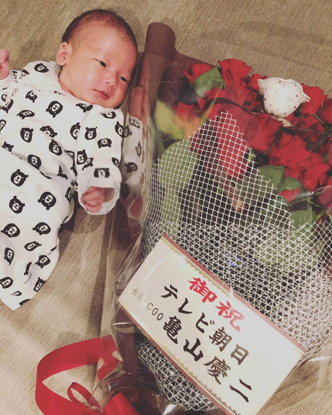 田中雅美さんのインスタグラム写真 - (田中雅美Instagram)「素敵な花束⭐︎ ありがとうございます(๑˃̵ᴗ˂̵) ・ ・ #ありがとうございます #赤い薔薇 #白い一輪の薔薇 #おしゃれ #テレビ朝日 #社長様よりいただきました #感謝」1月19日 20時54分 - tanakamasami_official
