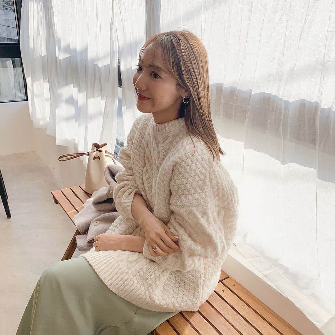 小川陽香のインスタグラム：「ㅤ 久しぶりにまた行きたいって思う カフェを見つけていい１日～☺️♡ ㅤ そんな今日はあったか白ニット🐏🧶 @didot.showroom ㅤ #ootd #code #fashion #コーデ #ファッション #私服」