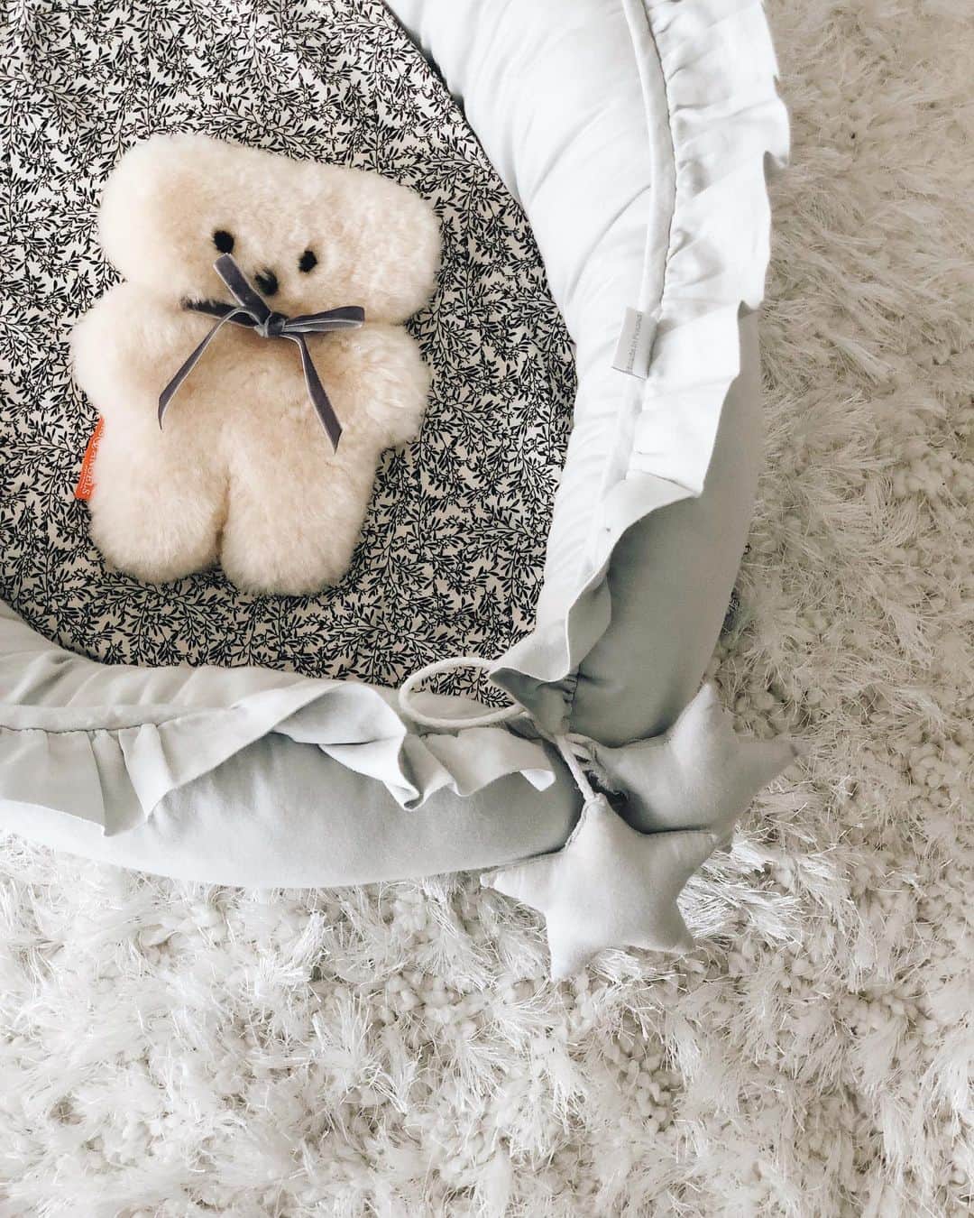 のインスタグラム：「Mia is going to be a big sister🧸✨ . . . クリスマスプレゼントに用意した ペチャンコ顔がたまらない @cunaselect  のカドルベアはお腹の赤ちゃんへの最初のプレゼント👶🏻🤍 . 今年の夏前にはMiaがお姉さんになる予定です🧒🏻 . エコーの度に性別判定が変わるので 只々元気に生まれてくれればいいなと思いながら セールでベビー服を買いたくなる衝動を抑えて過ごす日々😂 . 徐々に仕舞い込んでた新生児グッズもひっぱり出して お手入れしていこうと思います . Miaと暮らす中で徐々にベビーグッズを知るようになり 「あぁこれ赤ちゃんの時に知ってたら重宝しただろうな😭♡」と思うグッズがいくつかあったので またぼちぼち紹介できればと✨ . こちらのベアはファーストトイにぴったりのシープスキンのベアは夏に涼しく冬には暖かく 汚れや雑菌がつきにくいそうですよ🧸 . ▶︎▶︎▶︎同じく @cunaselect cotton & sweets のベビーネストはまさに新生児の時に欲しかったシリーズで ベッドインベッドにもなる優れもの🤍 この頃のMiaは10ヶ月☺️✨ . . . #cunaselect #cunaselectlife #ファーストトイ #カドルベア #ベビーネスト #ベビーグッズ #クーナセレクト #クーナセレクトライフ #miababyliving #naoliving_baby」