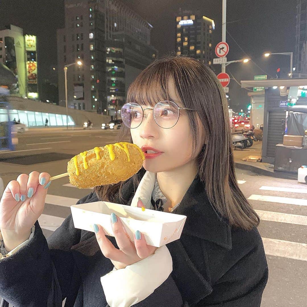 廣川奈々聖のインスタグラム：「本場のチーズドッグ〜！﻿ 韓国屋台のを食べるの夢だったから嬉しかったなん^._.^❤︎🧀﻿ ﻿ ﻿ ﻿ ﻿ #韓国旅行#チーズドッグ#韓国屋台#旅行日記#seoulkorea#seoultrip」