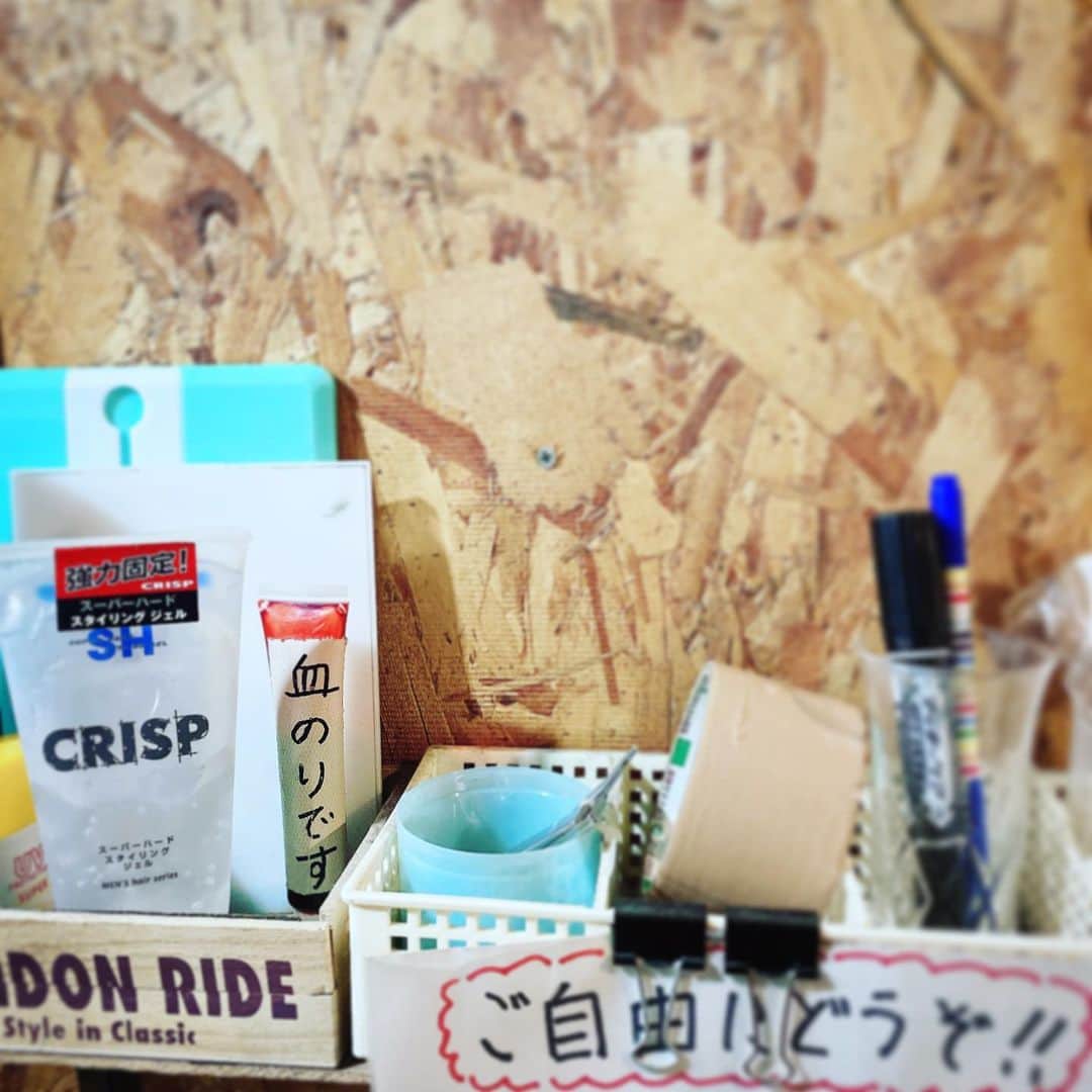 ただすけのインスタグラム：「楽屋にお邪魔したら、ご自由にグッズの棚がありました。 いつ使うんだろう？ 誰が使うんだろう？ 何に使ったんだろう？」