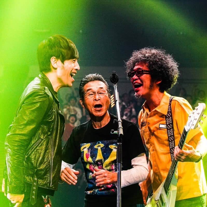 寺岡呼人のインスタグラム：「ナニワサリバンショー、間寛平さんを寺田でサンドイッチ🥪🎸 いい図だね！」