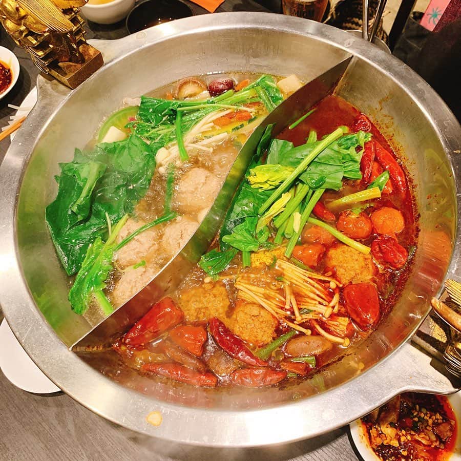 星村麻衣さんのインスタグラム写真 - (星村麻衣Instagram)「みんなでワイワイ火鍋🔥 #dinner  #ファイヤーホール4000  #五反田 #美食倶楽部」1月19日 21時06分 - hoshimuramai