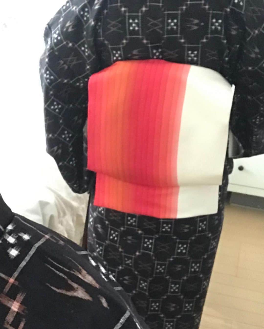 原田佳奈さんのインスタグラム写真 - (原田佳奈Instagram)「・ ・  この日の着物は、久米島紬に赤白の名古屋帯を合わせました。  久米島紬は、久米島(沖縄)で織られている紬で、伝承されている製作技術が2004年に重要無形文化財に指定されました。  少しだけ光沢があって、軽くて着やすい。  赤や白の帯を合わせるとしっくりきます💁‍♀️ #着物 #着物コーディネート #kimono #大人着物 #久米島紬 #重要無形文化財 #今年も着物たくさん着ます」1月19日 21時18分 - kanaharada1211