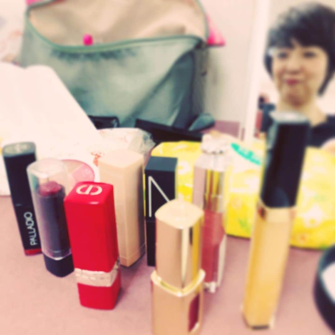 藤田朋子さんのインスタグラム写真 - (藤田朋子Instagram)「メイクさんの道具💄 赤い口紅 色んな赤がある 私の役柄にピッタリの色を見つけて  #口紅 #メイク道具 #ドラマ #探す #容器も素敵 #こんな時間が好き #役作り #ディオール #資生堂 #kogendo」1月19日 21時11分 - chiendormant