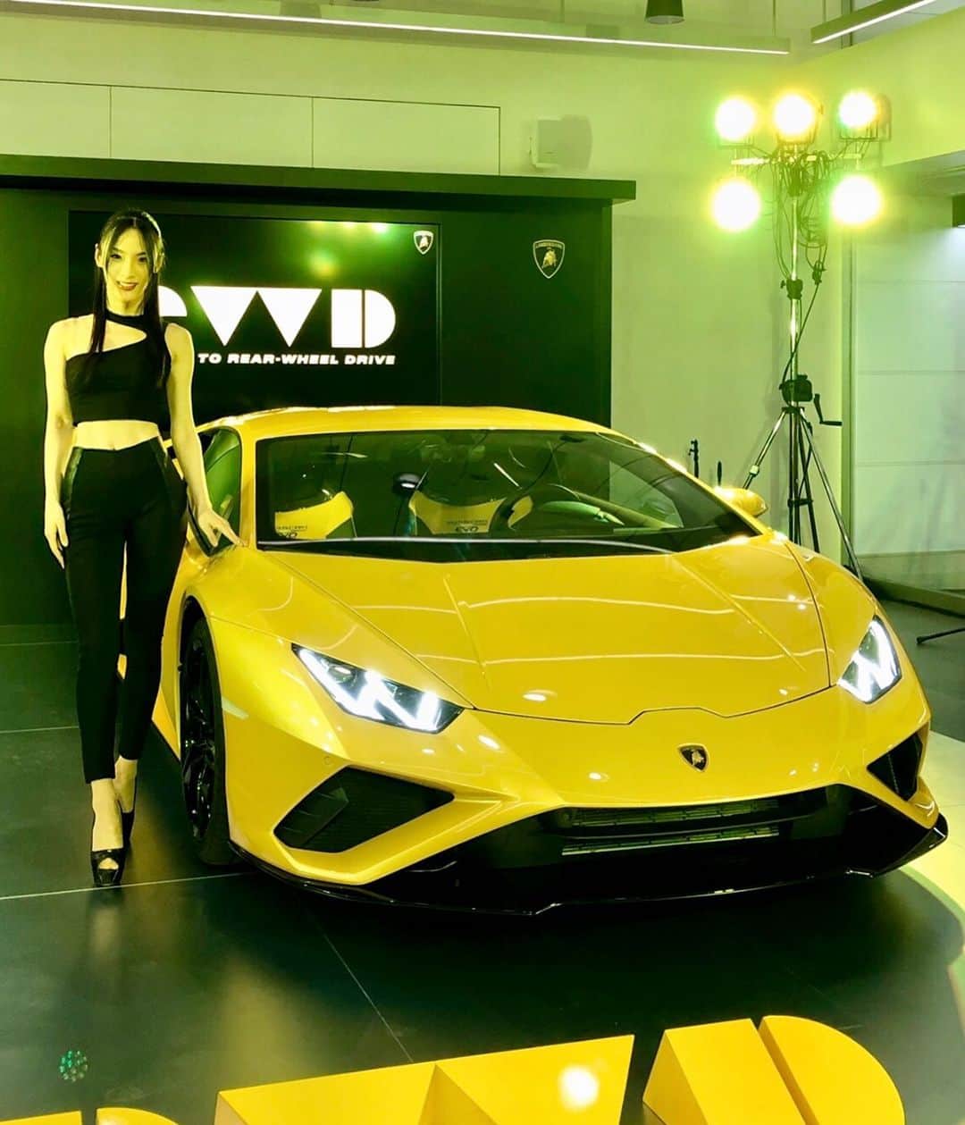HILOCO aka neroDollのインスタグラム：「Lamborghini #HuracanEVORWD premiere Nagoya💛🖤🖤. . 2020年の回し初めは名古屋ランボルギーニ！ 先日日本で初公開されたばかりのウラカンEVO後輪駆動モデル『ウラカンEVO RWD』の名古屋お披露目パーティーでDJでした⚡️⚡️🎵. . 車体は新カラーGiallo Belenus（イエロー）と黒のコントラストが美しく、ブースもステージも黄色と黒で統一されて格好良かった。 衣装もコンセプトに合わせてスポーティなブラック系で。 . 来週土日は大阪/神戸公開。三都市ともショールームに伺うのは初めてで楽しみです😍. . ちなみに25日土曜の夜はジラフATLANTIS、こちらの数量限定ディスカウントも絶賛受付中❣️. . 本年もどうぞ よろしくお願いいたします☺️🙏✨✨. . . 2020 January DJ schedule  18 Sat Lamborghini Nagoya 25 Sat Lamborghini Osaka 25 Sat Giraffe Osaka 26 Sun Lamborghini Kobe  #Lamborghini #huracan #huracanevo #lamborghinihuracan #ランボルギーニ #ウラカン #スーパーカー #スポーツカー #housemusicdj #technodj #techhousedj #femaledj #womendj #housemusiclovers #techhouselovers #housemusiclover #housemusicfamily #housemusicdjs #deephousedj #deephouseparty #housemusic4life #supercar #carlovers #yellowcar #名古屋 #lamborghinihuracan #lamborghinis #sportscars #sportscar #supercars」