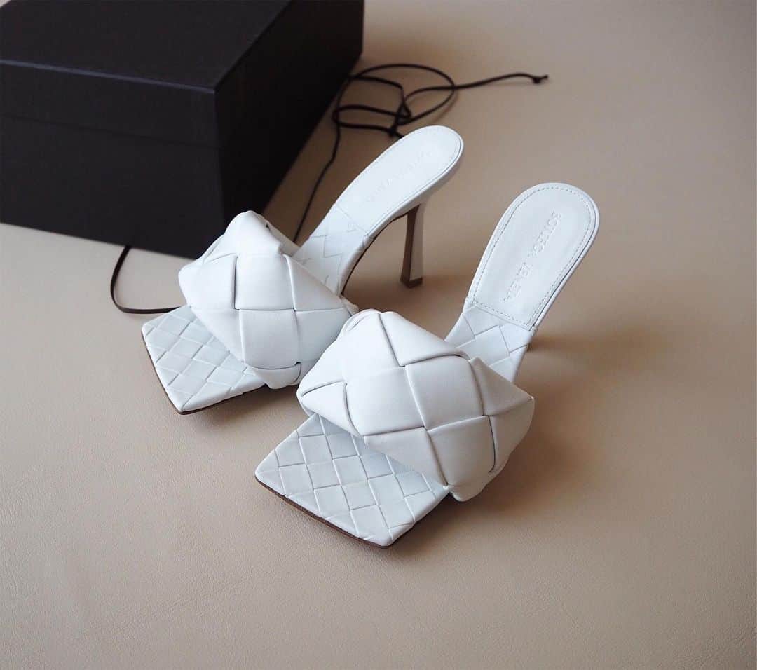 hanaのインスタグラム：「shoes 遅れてやってきた🤍 * #bottegaveneta」