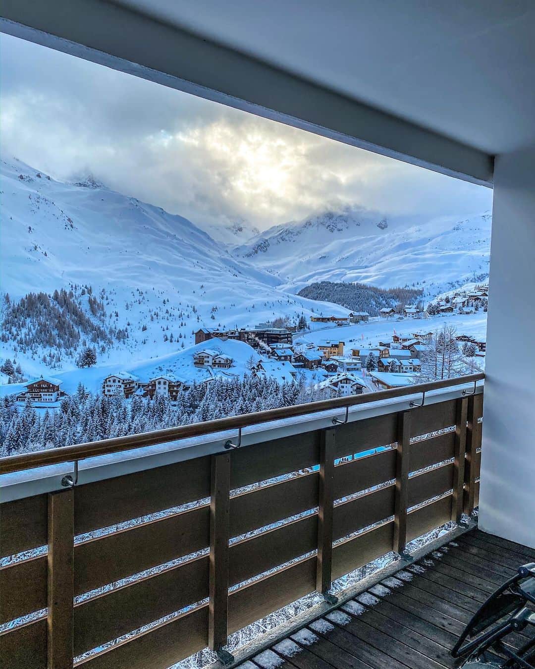 ムラデン・ペトリッチさんのインスタグラム写真 - (ムラデン・ペトリッチInstagram)「Winter wonderland.. ⛄️❄️. Arosa 📍 #arosa #tschuggengrandhotel #tschuggen #winterwonderland #ski #arosatourismus #icesnowworldcup #view #holiday #mountains #snow」1月19日 21時25分 - mladenpetric