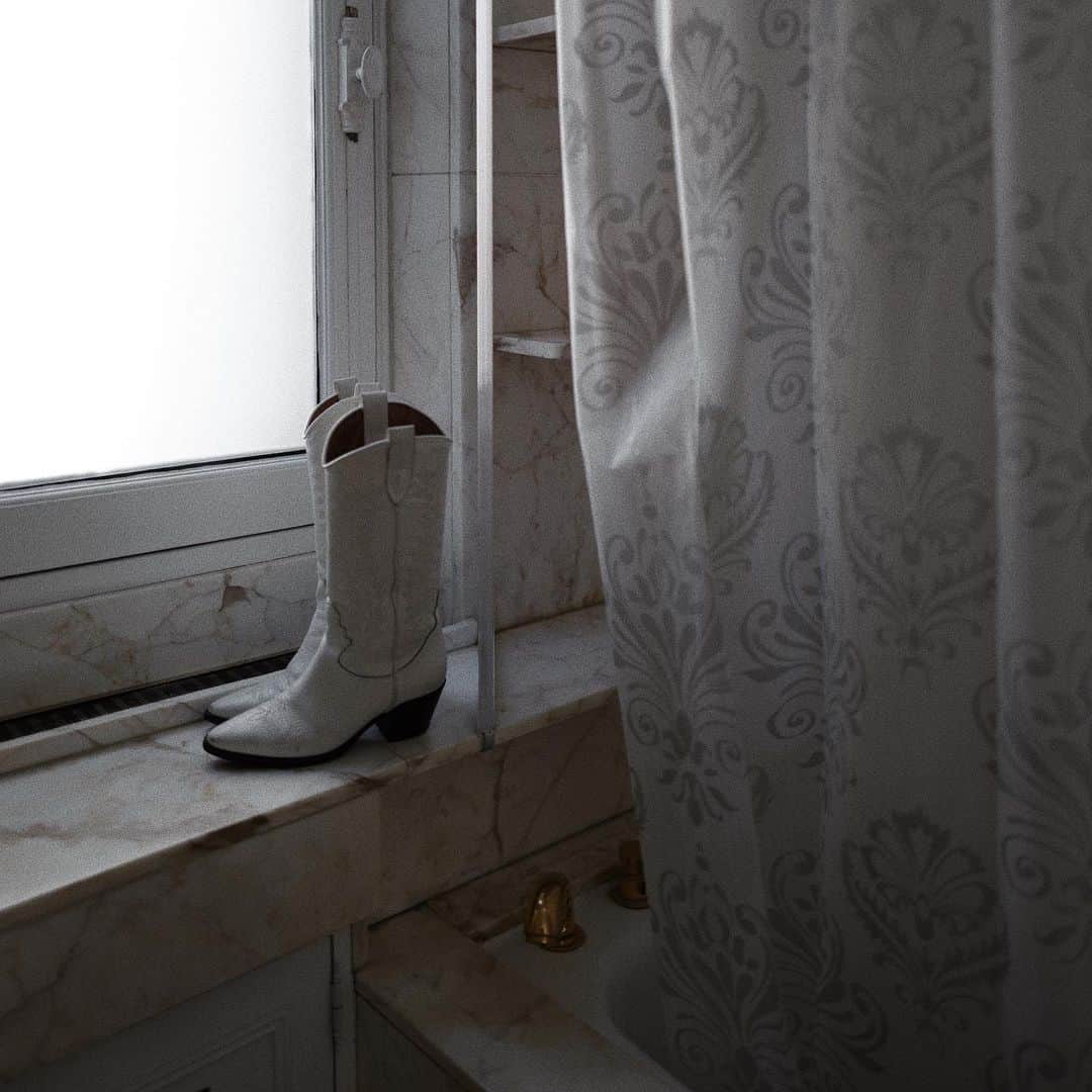 エレオノーラ・カリシのインスタグラム：「Pull up your boots and take on the day #Sunday」