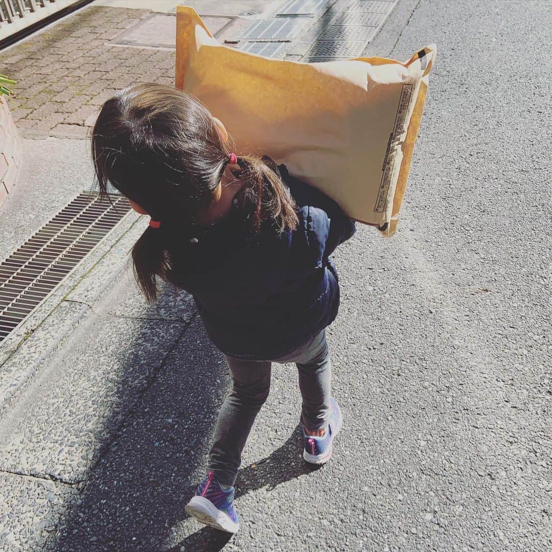 大和田美帆さんのインスタグラム写真 - (大和田美帆Instagram)「今日、お米(5kg)を運んでいたら 「手伝う！」とワガコ。 いやいや無理でしょう。 なんて思ってたら 一生懸命持ってくれました。 10歩ほどだったけど あまりに頼もしくて あまりに私の予想を超えてくるもんで 嬉しかったなぁ。 持てた後の満足そうな顔。 いくつになっても 挑戦して達成できたときは 嬉しくって仕方ないよね。 私もがんばろーっと。」1月19日 21時31分 - miho_ohwada