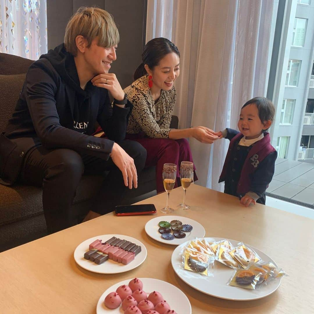 大井智保子さんのインスタグラム写真 - (大井智保子Instagram)「LOUANGE TOKYOのバレンタインコレクションへご招待いただき🧸❤️ . 田中ファミリーとのろこさんと 行ってきたよ🍫 ノンアルコールのカカオカクテルで乾杯🥂 . ルワンジュトウキョウは、くまちゃんチョコレートのバースデーケーキでおなじみの大人気のパティスリー😍 バレンタインに向けた、 少しリッチで大人なショコラがたっくさん❣️ 毎年この時だけは、男の子になりたいと思うのです🤤 . みんなはどんなチョコレートほしいですか…⁇🎁 . . @louange.tokyo . #ルワンジュ東京  #チョコレート #chocolate #🍫 #バレンタインコレクション #バレンタイン #Valentine #バレンタインデー」1月19日 21時34分 - chihokoi