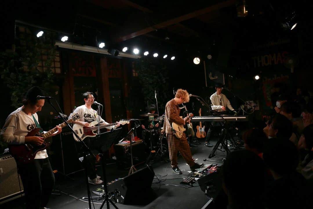 オカモトコウキのインスタグラム：「ソロライブ@磔磔、無事終了。一回で決めたつかちゃん、さすがでした。めちゃくちゃいい音と良いプレイ。楽しかったなー、またやりたいなー🤙Photo by 井上ユリ(@lily0141 )」