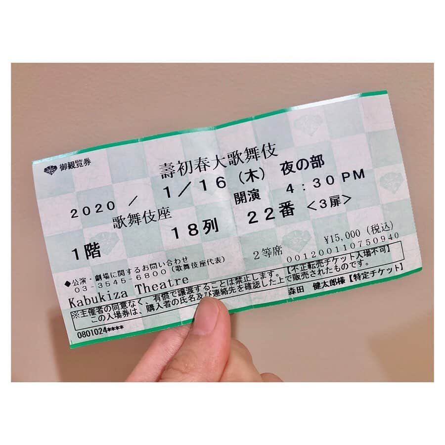 日向カンナさんのインスタグラム写真 - (日向カンナInstagram)「市川猿之助さん出演の歌舞伎を、人生で初めて観ることが出来ました☺️✨✨ 人生で一度は、歌舞伎を観てみたかったんです！ 中村勘九郎さんの歌舞伎も私凄く好きで、沢山勉強になりましたね〜🏯 ・ 最近だと、スターウォーズやワンピースなども歌舞伎とコラボしていて気になっていたのですが、やはり人気ですぐ完売でした😊💦 くぅ〜観てみたかったです！ ・ 歌舞伎の公演は休憩を挟んで、約4時間ほどあるので、少〜し長いです😉💦 年代に合わせて作られているので、オチまでの下りの繰り返しが長く、最近のお笑いとは真反対でした！ ・ でもその流れがまた心地よく、「魅せる」とゆう部分に、とても魅力を感じましたねぇ☺️✨✨ ・ 日本の歴史も感じさせられ、歴史もまた勉強したくなりましたよ👘 ・ ですが、正直説明ガイドのイヤホンを借りないと、お話は少〜し難しいです😅観に来ている方も私の年代が1番若いくらいだったので、私も歴史を伝えていくとゆう意味で、自分のステージにも歌舞伎などの「魅せる」要素を入れて行けれたらと思いました😉✨✨ ・ 私もお着物着てみたいなぁ〜👘！ やはり、女性ならではのお着物、憧れますね〜😉✨✨ ・ 女性に来て欲しい服装は何ですか❓ 私はねぇ、男性に浴衣を着てもらって花火を観るのが、憧れですね〜🥰 ぷふふ☺️笑 ・ #歌舞伎 #歌舞伎座 #日本 #japan #歴史 #東京 #初めて #鑑賞 #舞台鑑賞 #趣味 #東京観光 #東京 #中村勘九郎 #市川猿之助 #着物 #勉強 #研究 #憧れる #理想 #妄想 #妄想族 #刺激 #行ってみたい #観たい #エンタメ #エンタメ女子 #エンターテイナー #人生一度きり #冒険 #毎日が学び #感謝」1月19日 21時39分 - kanna_hinata