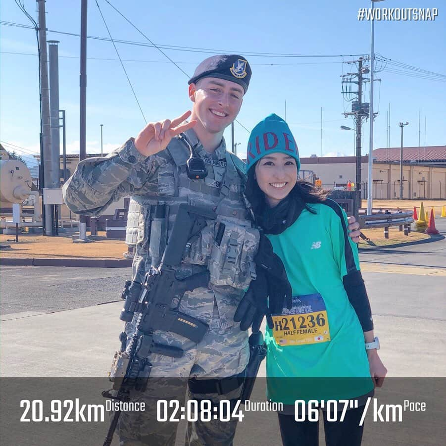 土屋香織さんのインスタグラム写真 - (土屋香織Instagram)「🏃‍♀️ Frostbite in Yokota air base🇺🇸🇯🇵 Half marathon fun run𖤐𖤐𖤐 21.0975km 2:05:57 . 楽しみにしていたフロストバイト🇺🇸 ※載せたい写真ありすぎて 動画にしてみたのでスワイプして見てね⸜(๑⃙⃘'ᵕ'๑⃙⃘)⸝⋆︎* たくさんの応援メッセージ ありがとうございました💙❤️ 走られた皆さんお疲れ様でした❣️ めちゃくちゃいい天気🌞 日差しも暖かくて最高な1日でした🗻 スタート直前に @igrungirls_jp のお友達と 奇跡的に会えたので スタートからゴールまで みんなでわちゃわちゃ 写真撮りながらファンランに決定♡ ヴェイパー長距離初めて試してみたので ゆるランがちょうどよかった👟 脚も痛くならず 最後まで息も上がらず おしゃべりしながら楽に走れたのは この靴のおかげかも♡ これならフルもこの靴で走れそう。 素晴らしい靴だと思います✨ ちなみに給水所で水溜りに足突っ込んで 靴が濡れちゃったんだけど 一瞬で乾きました笑 . 飛行機乗り物大好きだから珍しいの見れて嬉しかった❣️ アメリカンな雰囲気がめちゃくちゃ楽しかったです。 参加賞のトレーナーもかっこいいしまた来年も出たい❣️ . 走り終わったらラン友さんが ビールで乾杯待っててくれてました🍻 その後移動して 立川の餃子屋さんで打ち上げ🥟 店内入ったら お客さんほぼフロストバイト帰りでお揃いトレーナー🤣  お疲れ様でーす！！って声かけられて爆笑🤣 . レース前に #HMBSAURUS @hmbsaurus （←今日から飲みはじめ）と #アミノバイタル 補食はMag onを1こ。 エイドのオレンジが美味しすぎた🍊🧡🧡🧡 . . . #フロストバイト #frostbiteroadrace #フロストバイトロードレース Next ⇢ #名古屋ウィメンズマラソン2020 #名古屋ウィメンズマラソン  #リセラ公式アンバサダー #igランガールズ #ランガール #instarunners #ランニング女子 #ハシリマスタグラム #positivevibes #ハシリマシタグラム #マラソン女子 #ig千葉ランナーズ #ランニングママ #ぜんぶカラダなんだ #garmin #ガーミン #fenix6s #フェニックス6s #nikevaporflynext #nikezoomx  #ミズノコーデ #ミズノトレーニング #cwx #nikerunning #asics」1月19日 21時42分 - kaorintsuchiya