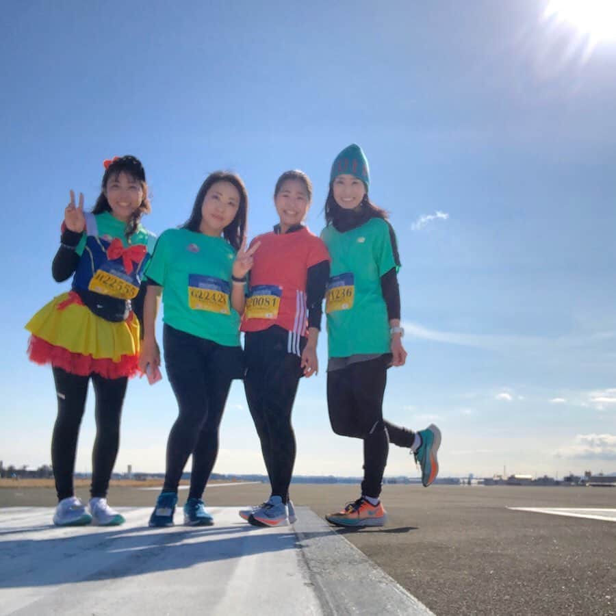 土屋香織さんのインスタグラム写真 - (土屋香織Instagram)「🏃‍♀️ Frostbite in Yokota air base🇺🇸🇯🇵 Half marathon fun run𖤐𖤐𖤐 21.0975km 2:05:57 . 楽しみにしていたフロストバイト🇺🇸 ※載せたい写真ありすぎて 動画にしてみたのでスワイプして見てね⸜(๑⃙⃘'ᵕ'๑⃙⃘)⸝⋆︎* たくさんの応援メッセージ ありがとうございました💙❤️ 走られた皆さんお疲れ様でした❣️ めちゃくちゃいい天気🌞 日差しも暖かくて最高な1日でした🗻 スタート直前に @igrungirls_jp のお友達と 奇跡的に会えたので スタートからゴールまで みんなでわちゃわちゃ 写真撮りながらファンランに決定♡ ヴェイパー長距離初めて試してみたので ゆるランがちょうどよかった👟 脚も痛くならず 最後まで息も上がらず おしゃべりしながら楽に走れたのは この靴のおかげかも♡ これならフルもこの靴で走れそう。 素晴らしい靴だと思います✨ ちなみに給水所で水溜りに足突っ込んで 靴が濡れちゃったんだけど 一瞬で乾きました笑 . 飛行機乗り物大好きだから珍しいの見れて嬉しかった❣️ アメリカンな雰囲気がめちゃくちゃ楽しかったです。 参加賞のトレーナーもかっこいいしまた来年も出たい❣️ . 走り終わったらラン友さんが ビールで乾杯待っててくれてました🍻 その後移動して 立川の餃子屋さんで打ち上げ🥟 店内入ったら お客さんほぼフロストバイト帰りでお揃いトレーナー🤣  お疲れ様でーす！！って声かけられて爆笑🤣 . レース前に #HMBSAURUS @hmbsaurus （←今日から飲みはじめ）と #アミノバイタル 補食はMag onを1こ。 エイドのオレンジが美味しすぎた🍊🧡🧡🧡 . . . #フロストバイト #frostbiteroadrace #フロストバイトロードレース Next ⇢ #名古屋ウィメンズマラソン2020 #名古屋ウィメンズマラソン  #リセラ公式アンバサダー #igランガールズ #ランガール #instarunners #ランニング女子 #ハシリマスタグラム #positivevibes #ハシリマシタグラム #マラソン女子 #ig千葉ランナーズ #ランニングママ #ぜんぶカラダなんだ #garmin #ガーミン #fenix6s #フェニックス6s #nikevaporflynext #nikezoomx  #ミズノコーデ #ミズノトレーニング #cwx #nikerunning #asics」1月19日 21時42分 - kaorintsuchiya
