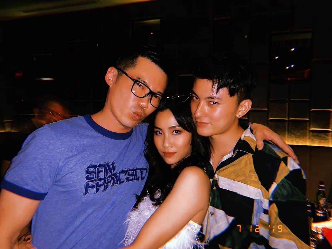 ソニアのインスタグラム：「A dedication to the wonderful people that I’m blessed to be surrounded with - thank you for the constant love and support in whatever I venture into. You guys always come THRU. I may not have every single one of you in this series of photos from our party, but you know who you are! Thank you for being my support system ♥️ Meantime, here’s to more great parties with @peronisg!! One of the most memorable nights at @izyfook 🔥」