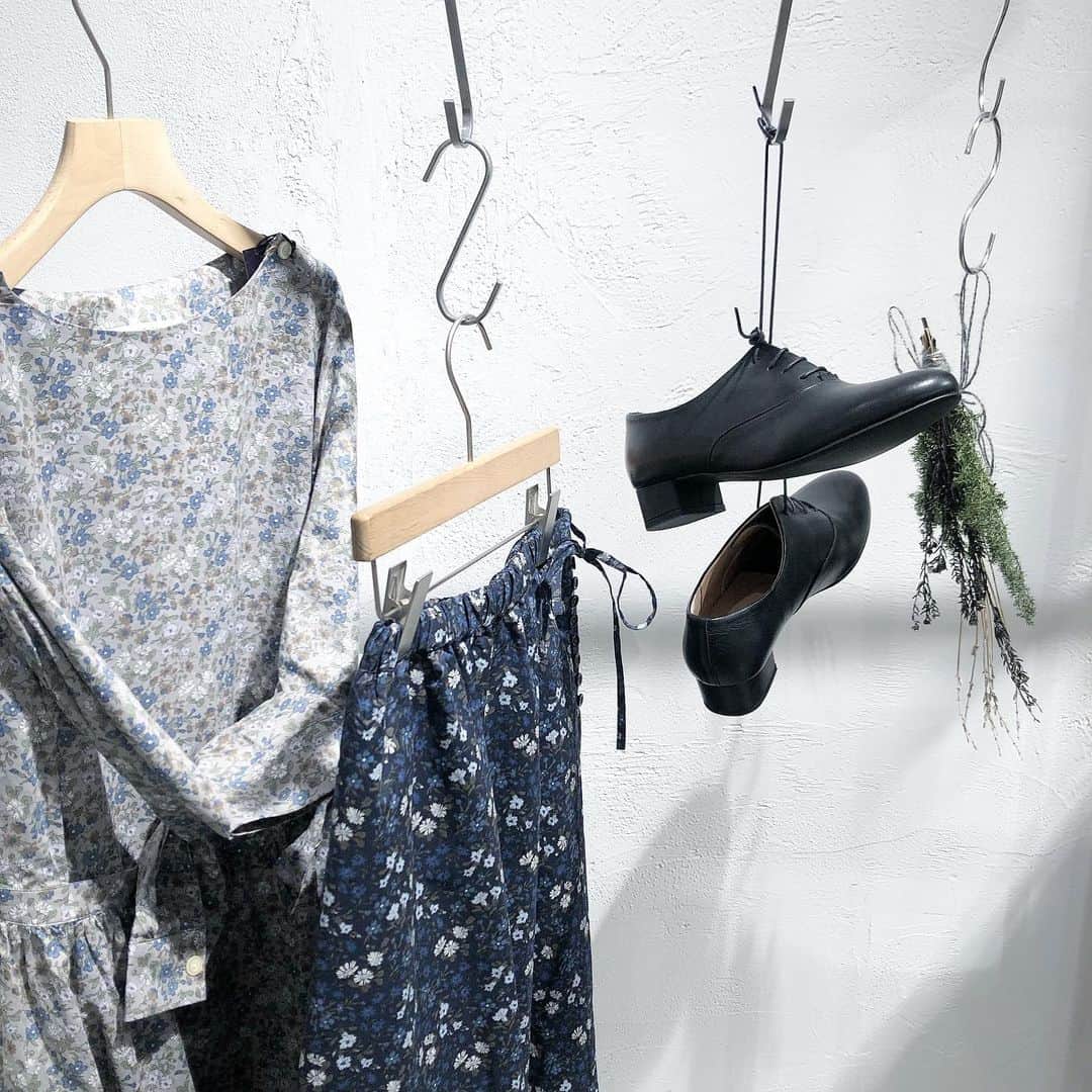 のインスタグラム：「. 春のアイテム入荷中です🌱 . リバティプリントの ワンピースとスカート . 程よいハリとしなやかさ 春のお出かけにぴったりなアイテム . ワンピース ¥18.800+tax スカート ¥16.800+tax . どちらも 巻きスカートのディテールが ポイントです ぜひ店頭にご覧にいらしてくださいね☺︎ #ambidex  #parici #pariciklassisk_shop  #parici_shop」