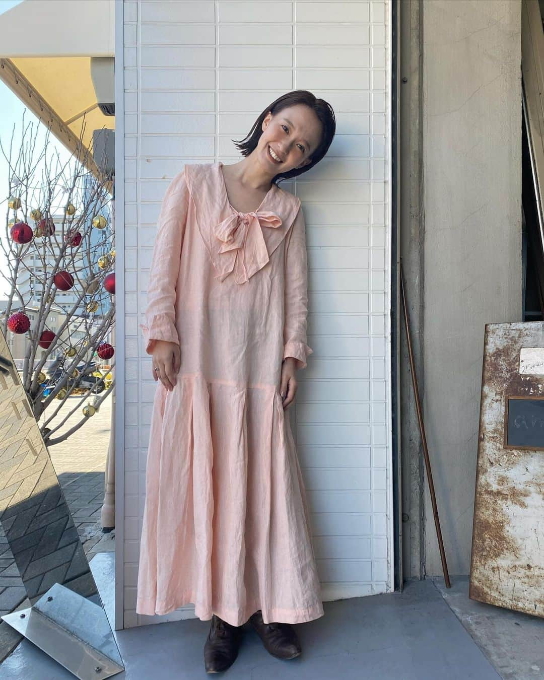 柴田紗希さんのインスタグラム写真 - (柴田紗希Instagram)「結婚式ヘアとワンピースのはなし。 結婚式って今だにどんな服着てくか悩むんだな〜楽しいんだな〜♡ この日ふリボンのついた薄いピンクのワンピースを選んだよ。ヘアはあえてアレンジというよりしっかり固めてキッチリとしてもらいました。 リップも濃いブラウンでクールめに💄 . ワンピースは　@___mour___  のものです。 腰下の切り替えで広がる形とリボンに🎀惚れたよ ヘアは　@amy.cotetu  in名古屋だったよ (ブーツはこの後ホワイトページュのヒールに履き替えました) #結婚式　#hair #haircolor」1月19日 21時48分 - shibasaaki