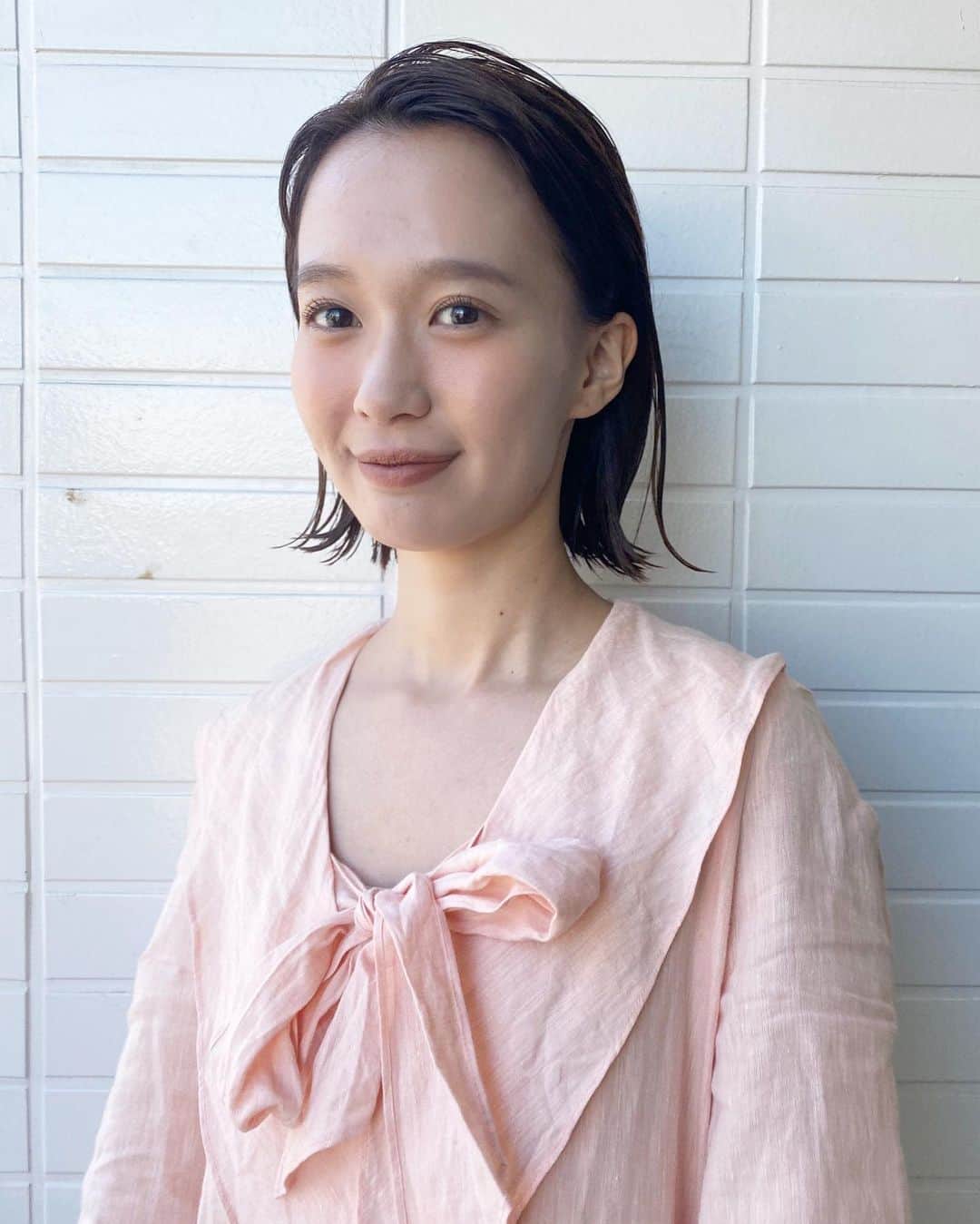 のインスタグラム：「結婚式ヘアとワンピースのはなし。 結婚式って今だにどんな服着てくか悩むんだな〜楽しいんだな〜♡ この日ふリボンのついた薄いピンクのワンピースを選んだよ。ヘアはあえてアレンジというよりしっかり固めてキッチリとしてもらいました。 リップも濃いブラウンでクールめに💄 . ワンピースは　@___mour___  のものです。 腰下の切り替えで広がる形とリボンに🎀惚れたよ ヘアは　@amy.cotetu  in名古屋だったよ (ブーツはこの後ホワイトページュのヒールに履き替えました) #結婚式　#hair #haircolor」