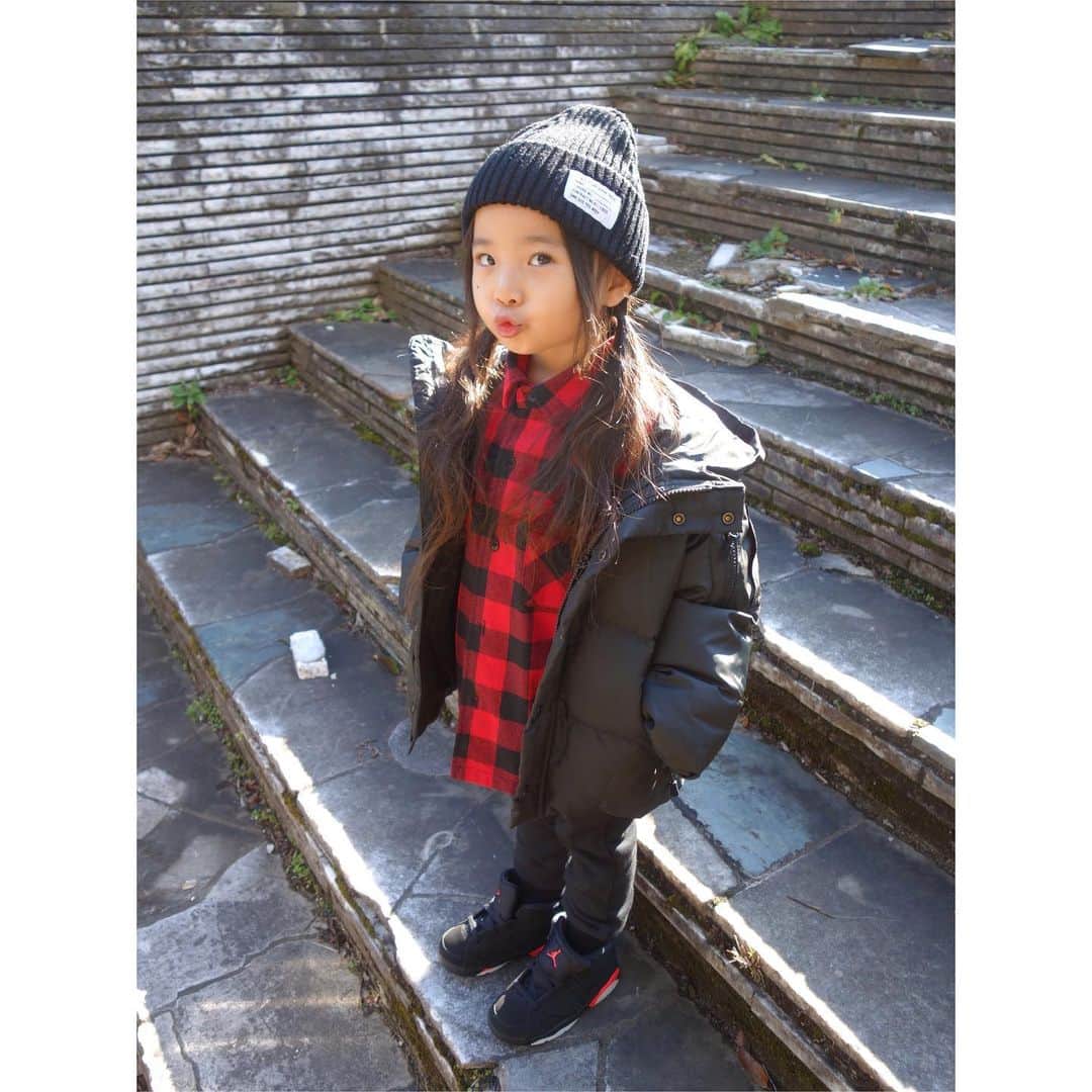 Saraさんのインスタグラム写真 - (SaraInstagram)「. coordinate♡ . BLACK × RED🖤❤️ ボーイズライクにっ🔥 . beanie ▶︎ #newera outer ▶︎ #branshes  shirt ▶︎ #sevendayssunday  pants ▶︎ #devirock  shoes ▶︎ #nike . . #ootd #kids #kids_japan #kids_japan_ootd #kjp_ootd #kidsfahion #kidscode #kidsootd #kidswear #jeanasiskids #hypebeast #hypekids #infrared #インフラレッド #キッズコーデ #キッズファッション #インスタキッズ #メンズライク」1月19日 21時55分 - sarasara718