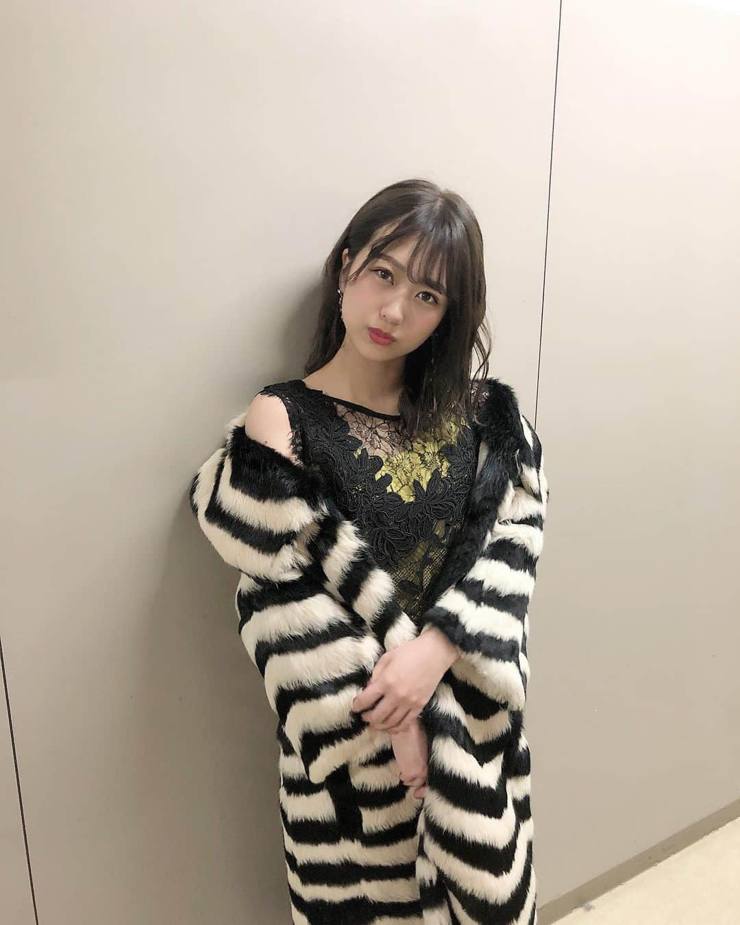 篠崎彩奈さんのインスタグラム写真 - (篠崎彩奈Instagram)「_ #リクエストアワー2020 第40位　それでも彼女は 第34位　だらしない愛し方 第27位　哀愁のトランペッター に出演させていただきました☺︎ .  それでも彼女はの衣装 テーマは「セレブ」らしいです。 . いろいろな人に私服？って聞かれたくらい ハマってたぽぃ🥺♡笑 似合ってますかー？😂 #akb衣装」1月19日 21時58分 - ayana.s_official