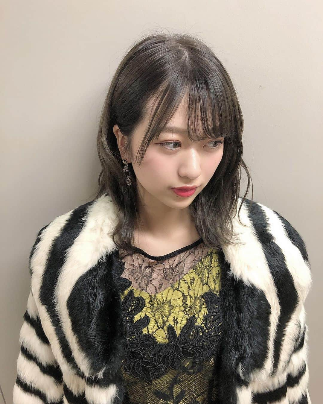 篠崎彩奈さんのインスタグラム写真 - (篠崎彩奈Instagram)「_ #リクエストアワー2020 第40位　それでも彼女は 第34位　だらしない愛し方 第27位　哀愁のトランペッター に出演させていただきました☺︎ .  それでも彼女はの衣装 テーマは「セレブ」らしいです。 . いろいろな人に私服？って聞かれたくらい ハマってたぽぃ🥺♡笑 似合ってますかー？😂 #akb衣装」1月19日 21時58分 - ayana.s_official