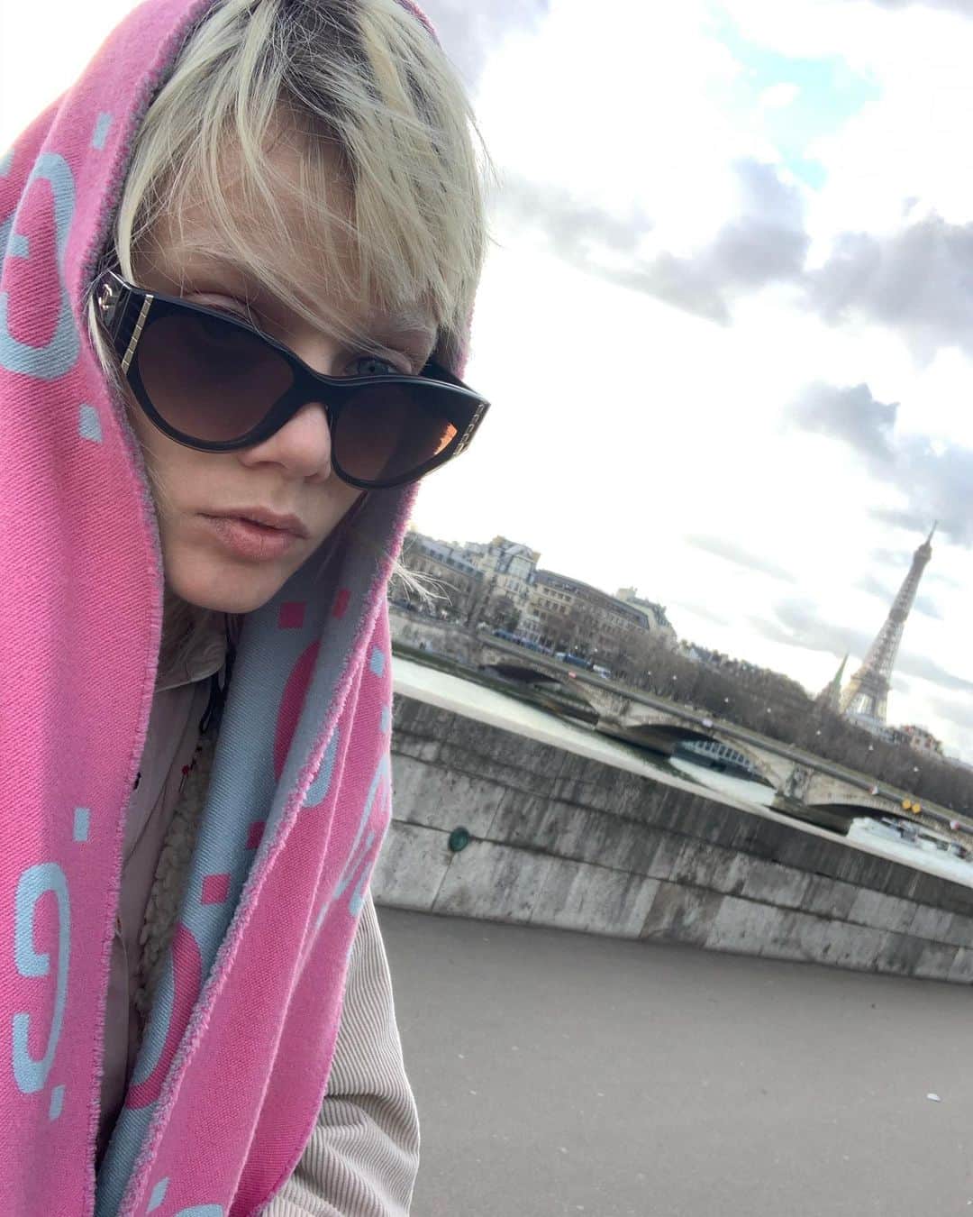 マリヤン・ジョンクマンのインスタグラム：「4 sure worst eiffel tower tourist pic」