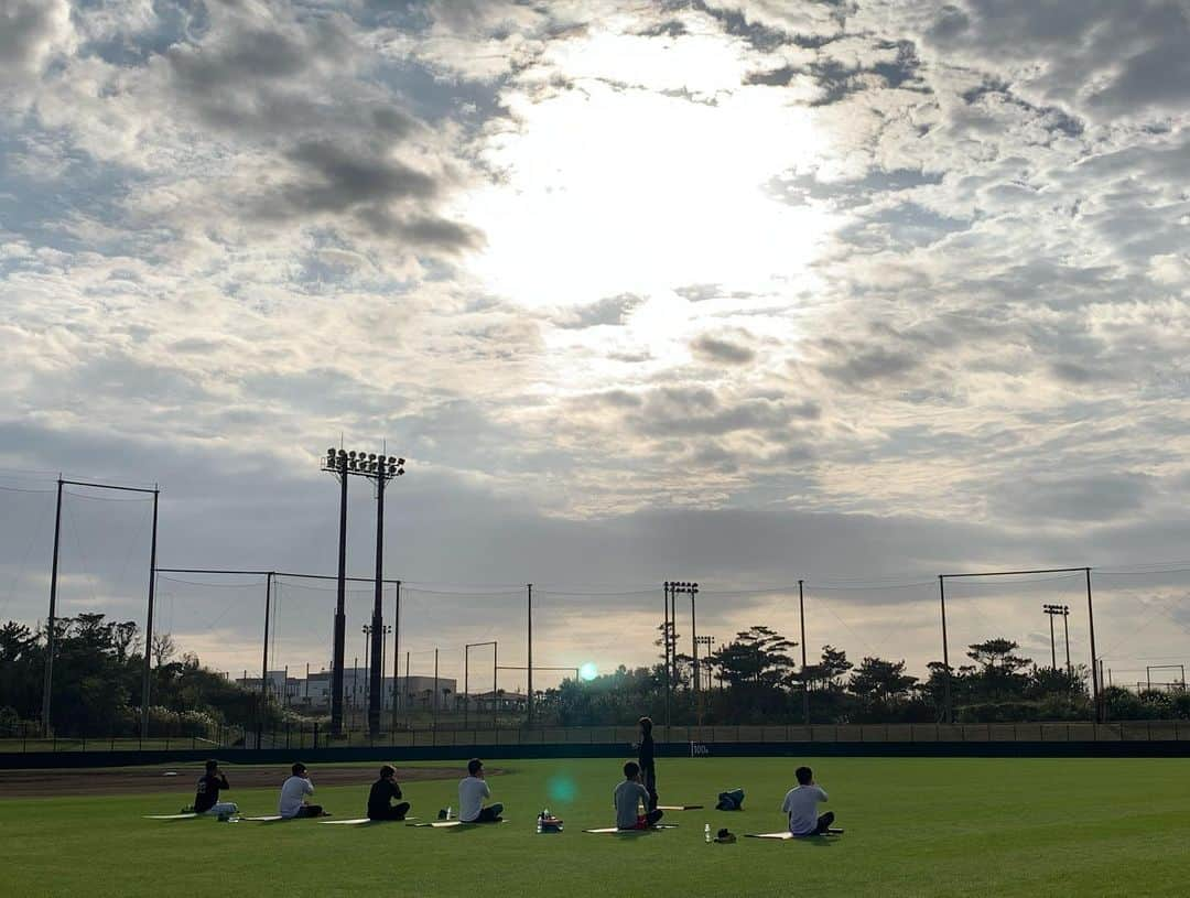 福岡ソフトバンクホークスさんのインスタグラム写真 - (福岡ソフトバンクホークスInstagram)「#自主トレレポート #甲斐拓也 #堀内汰門 #門奈さん #嶋基宏 選手 #東京ヤクルトスワローズ #ヨガ#サーランバシャルシャーサナ#完璧 と#ギブ #今年も#メディアの皆さんへ#差し入れ#キングタコス#タコライス#僕の案じゃないんです#嶋さんの提案です ！#感謝 #softbankhawks #ホークス #s15」1月19日 22時03分 - softbankhawks_official