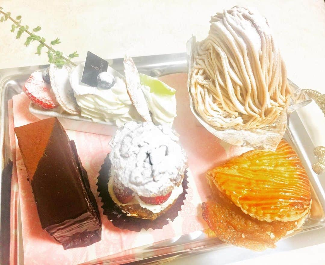 小柳津真由美さんのインスタグラム写真 - (小柳津真由美Instagram)「K.ViNCENTのケーキ  #飯田橋のケーキ屋さん #カー・ヴァンソン #長蛇の列 #やっと買えた #流石！美味しい #小柳津真由美」1月19日 22時03分 - mayumioyaizu